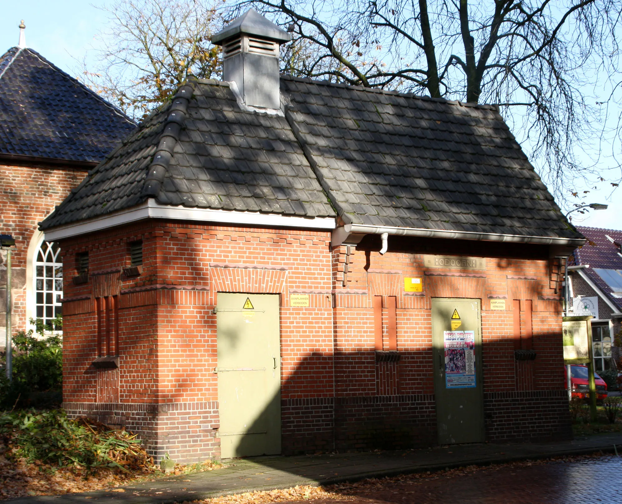 Photo showing: Transformatorhuis "Odoorn" Valtherweg bij 1, Odoorn (gemeente Borger-Odoorn). Rijksmonument nr: 510996. Het is in de jaren '30 gebouwd in de stijl van het traditionalisme.