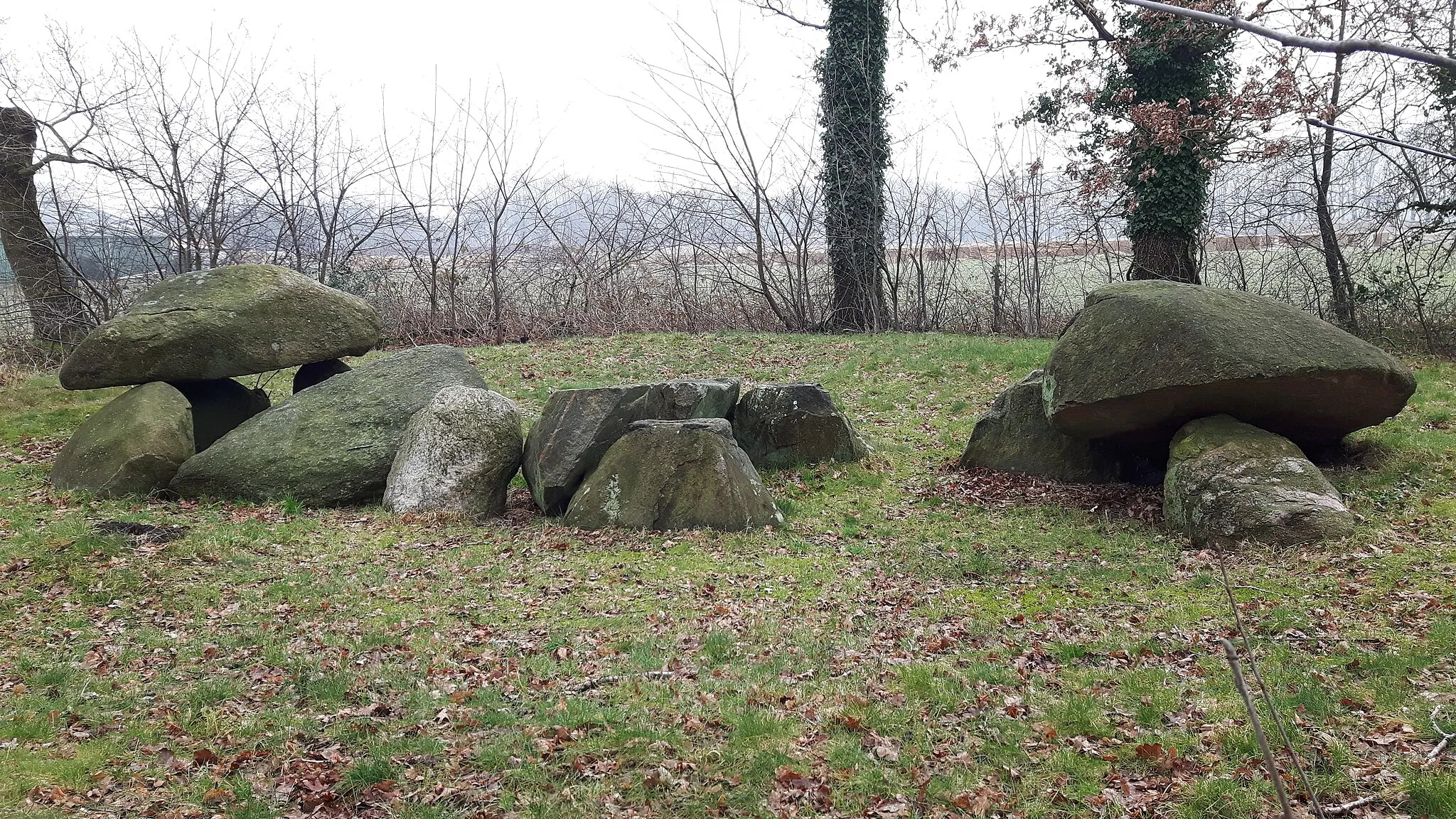 Photo showing: D32 met enkele (restanten van) dekstenen die op de grond liggen