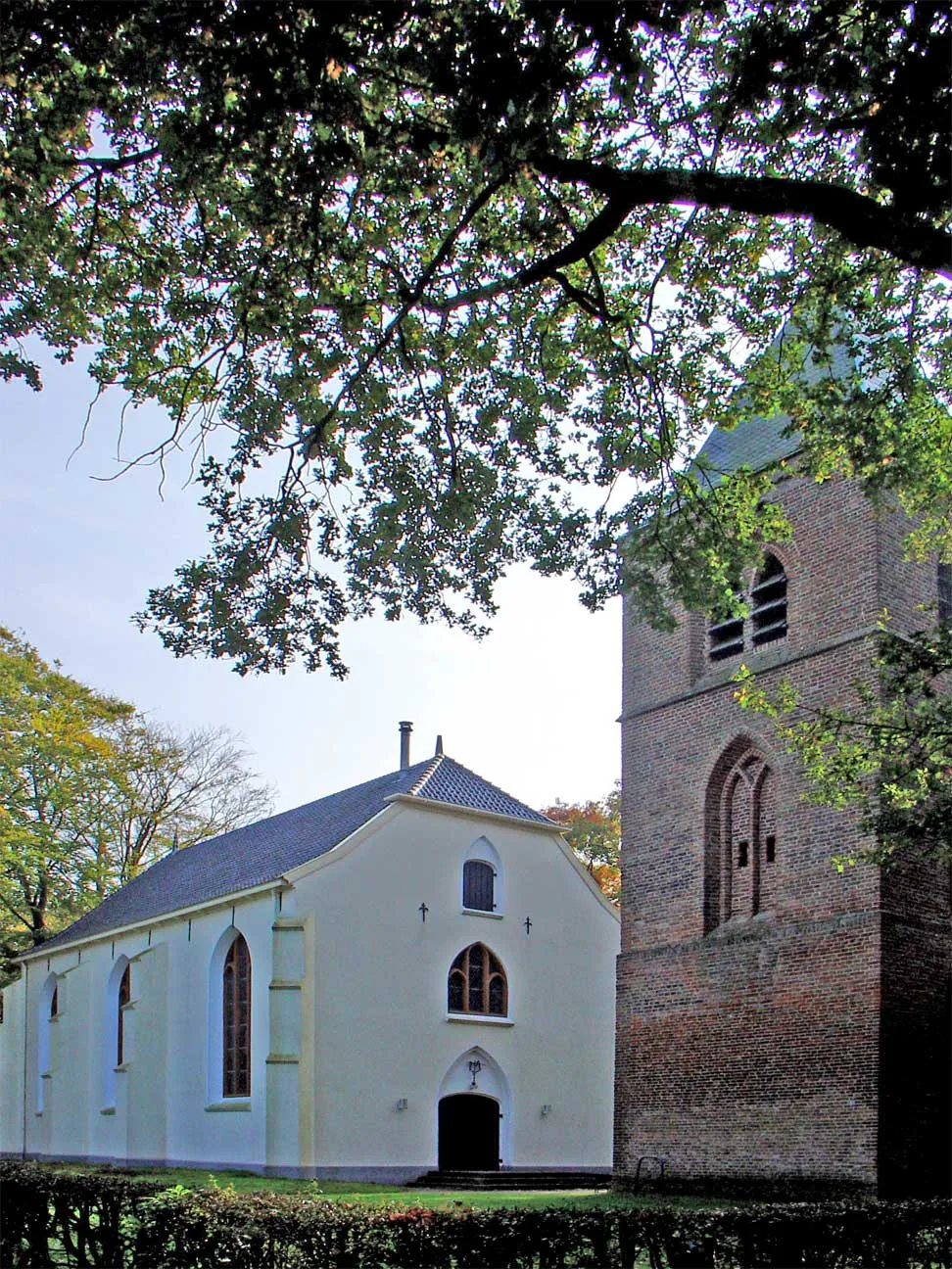 Photo showing: kerk van Oosterhesselen met gescheiden toren