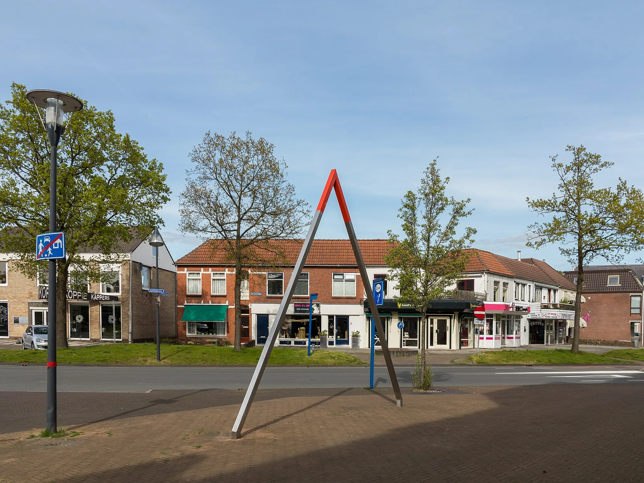 Photo showing: Roden, view to a street: Kanaalstraat-Julianaplein