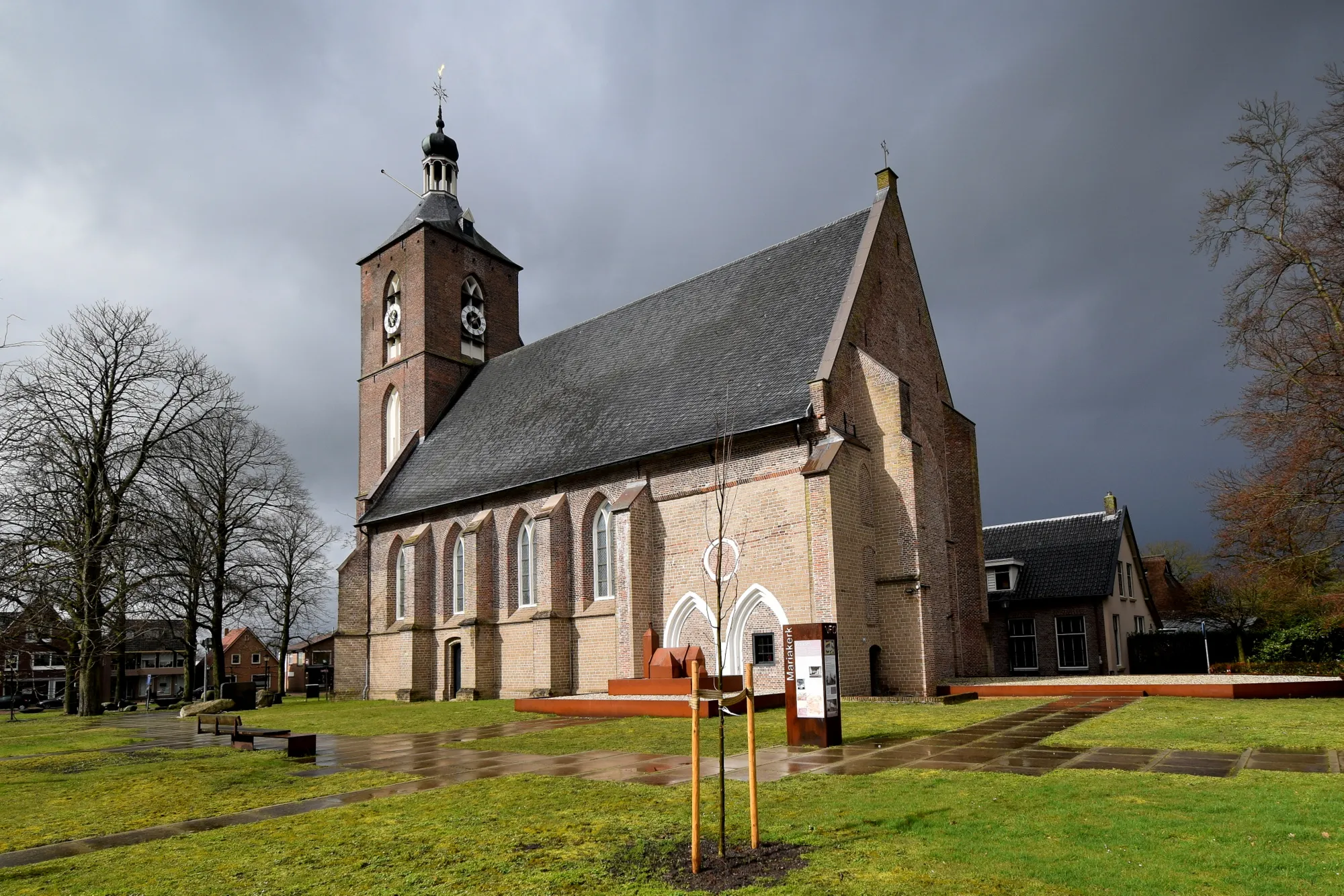 Photo showing: De protestantske Marijetsjerke oan de Brink is in goatysk tsjerkegebou út de 12e iuw yn it Drintske doarp Ruinen.