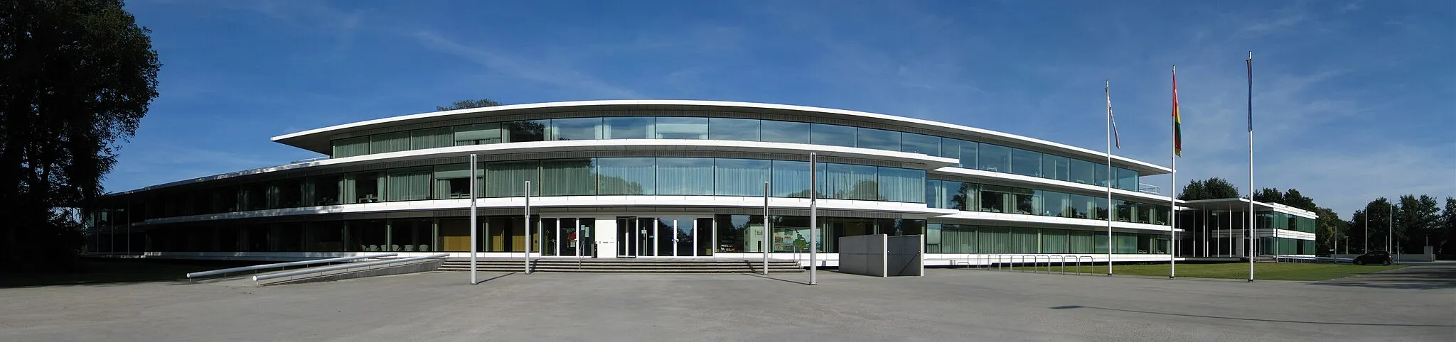 Photo showing: The town hall (2004) of the municipality of Tynaarlo in Vries, a village in the Dutch province of Drenthe. The building was designed by the architects Claus en Kaan.