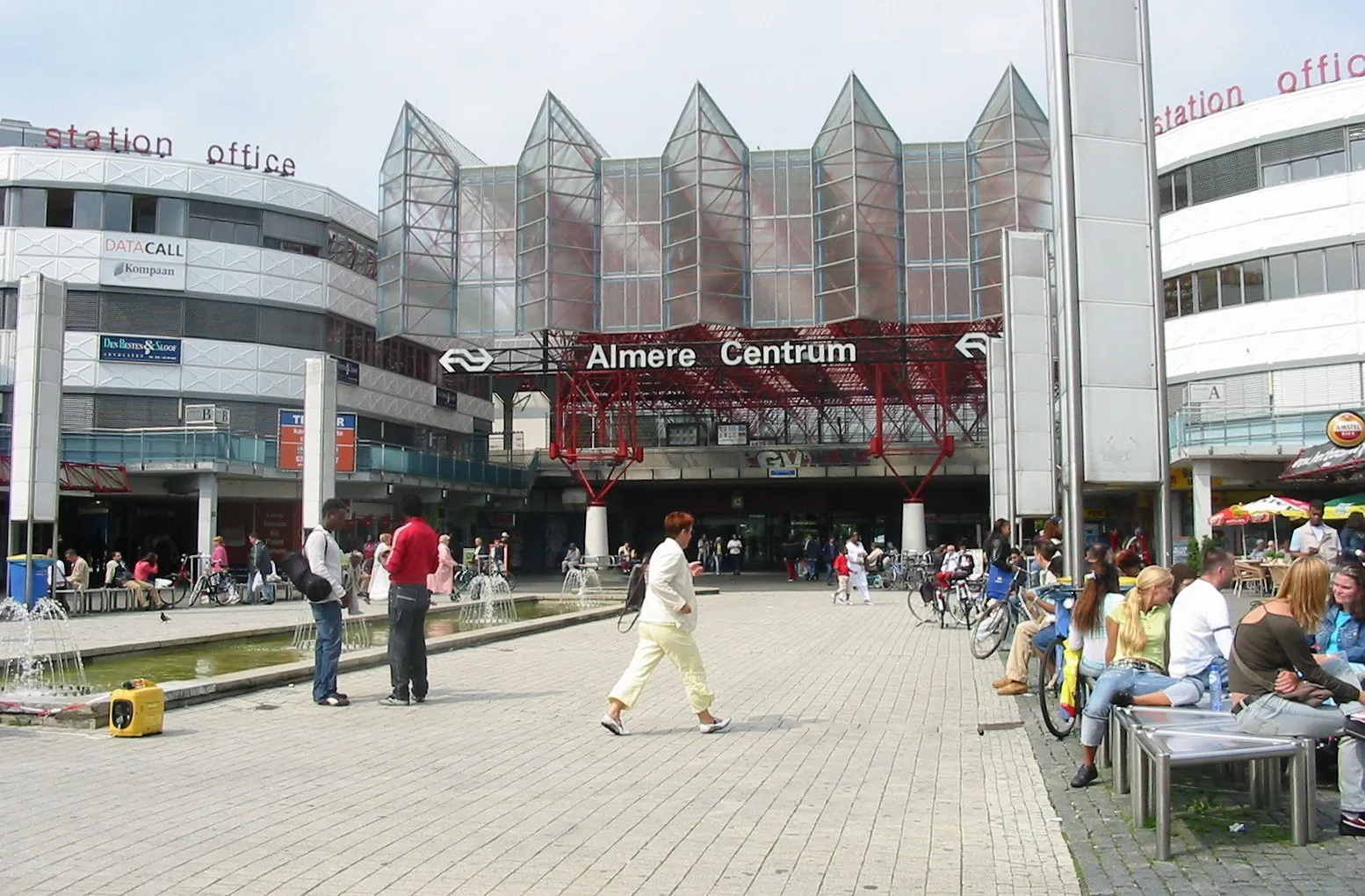 Photo showing: Train station in Almere, The Netherlands

picture by User:Ellywa