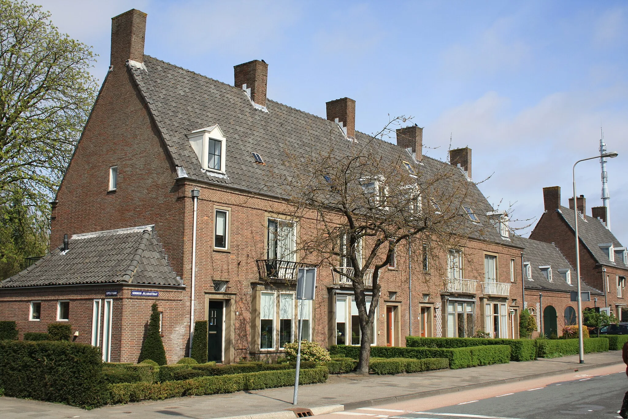 Photo showing: Emmeloord-Julianastraat 1 - Rijksmonument 514764