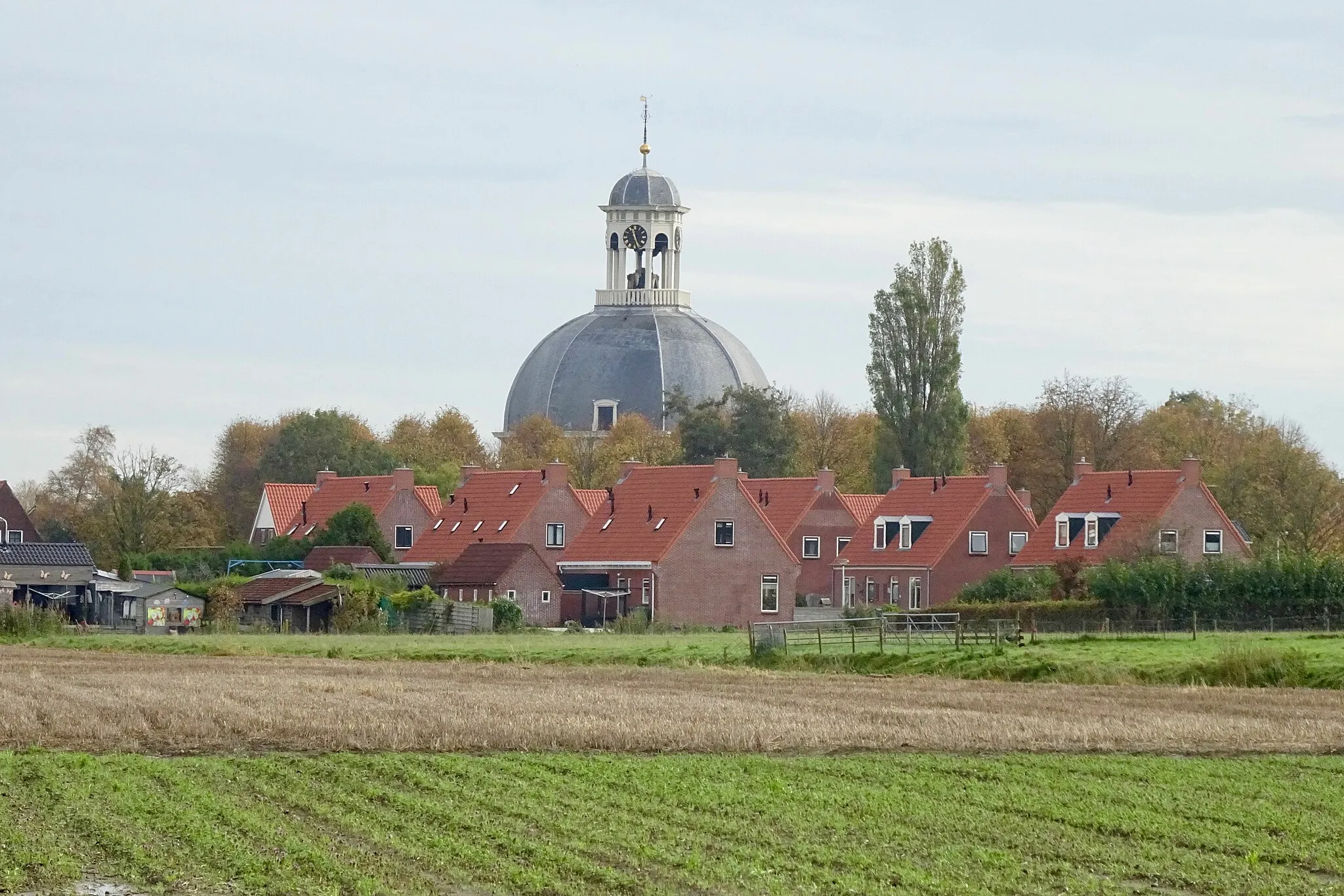 Photo showing: Zicht op Berlikum met koepelkerk, gezien vanuit het zuidwesten