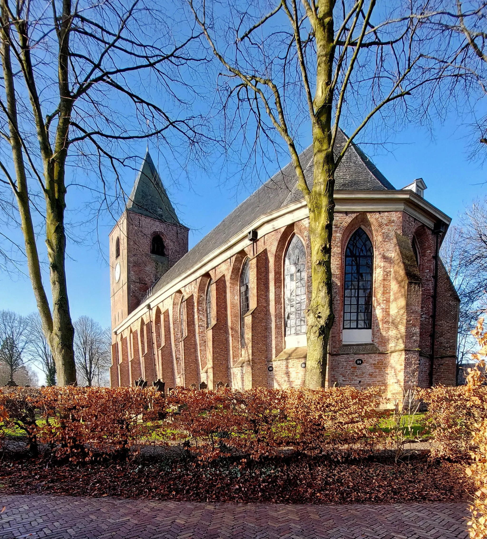 Photo showing: De Marijetsjerke of Mariatsjerke is in monumintale tsjerke fan de protestanske gemeente fan Bûtenpost. De goatyske tsjerke datearret út it ein fan de 15e iuw, dielen fan de toer binne lykwols âlder. De eardere herfoarme gemeente foarmt mei de grifformearde gemeente fan Bûtenpost sûnt 1 jannewaris 2010 in PKN-gemeente.[1]