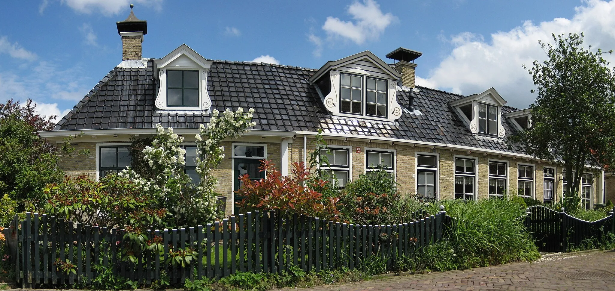 Photo showing: Four houses in Grou, a village in the Dutch province of Fryslân.