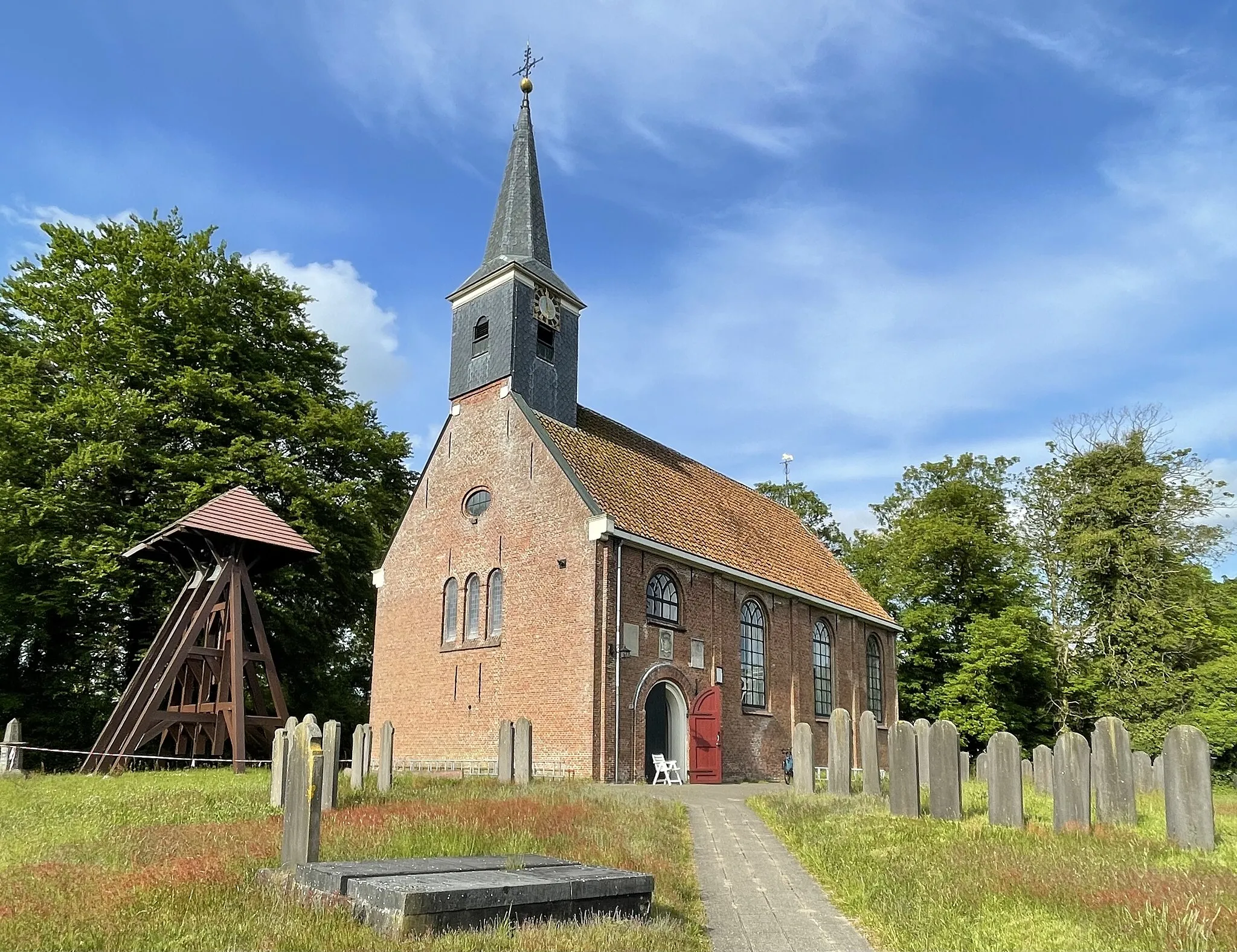 Photo showing: The village church (1735) with separate bell tower in Oosterwolde (Friesland, Netherlands).