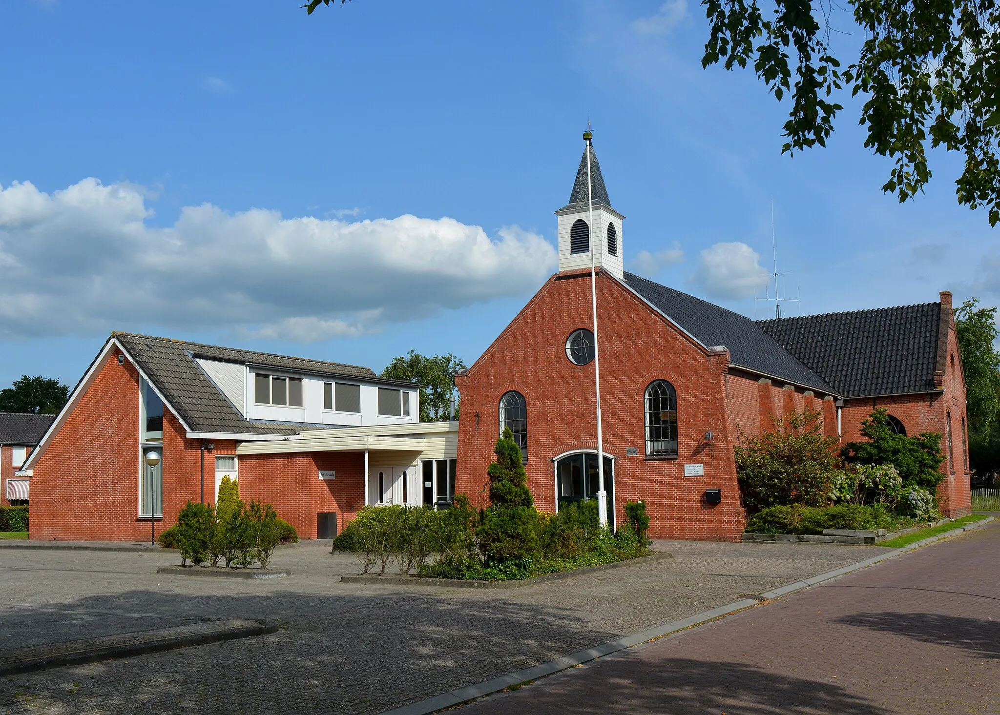 Photo showing: Twijzelerheide, Herformde kerk en gebouw De Mienskip