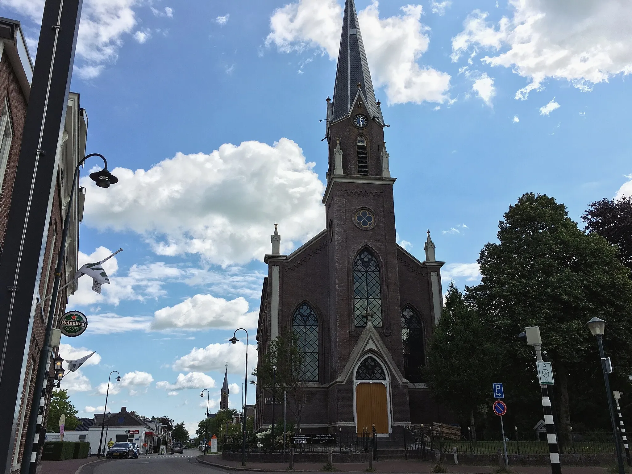 Photo showing: Zicht op het centrum van de Friese plaats Warga, gezien vanaf de Kerkbuurt. Op de voorgrond ziet men theaterkerk De Bidler
en op de achtergrond de Sint-Martinuskerk.