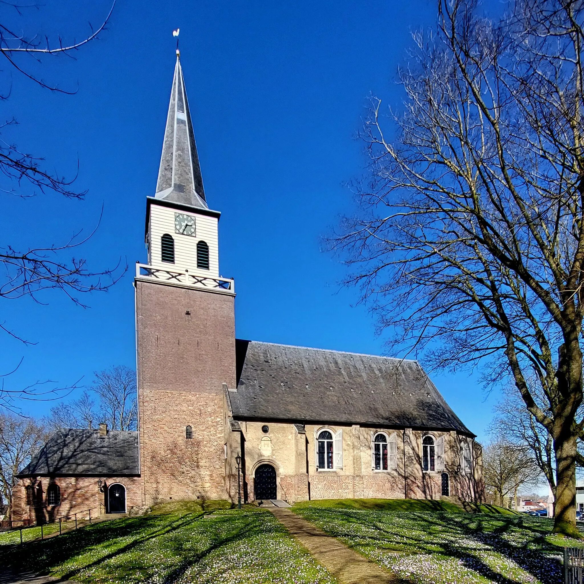 Photo showing: De Tsjerke op 'e Hichte is ien fan de twa tsjerkegebouwen fan de protestanske gemeente fan Wolvegea, gemeente Weststellingwerf. De oare tsjerke fan de gemeente is Ane Nauta's Ichtustsjerke, de eardere grifformearde tsjerke dy't ek oan de Tsjerkestrjitte stiet. De herfoarme en de grifformearde gemeente fan Wolvegea binne sûnt 1 jannewaris 2011 ta ien gemeente fusearre. De protestanske gemeente bliuwt beide tsjerken brûken.