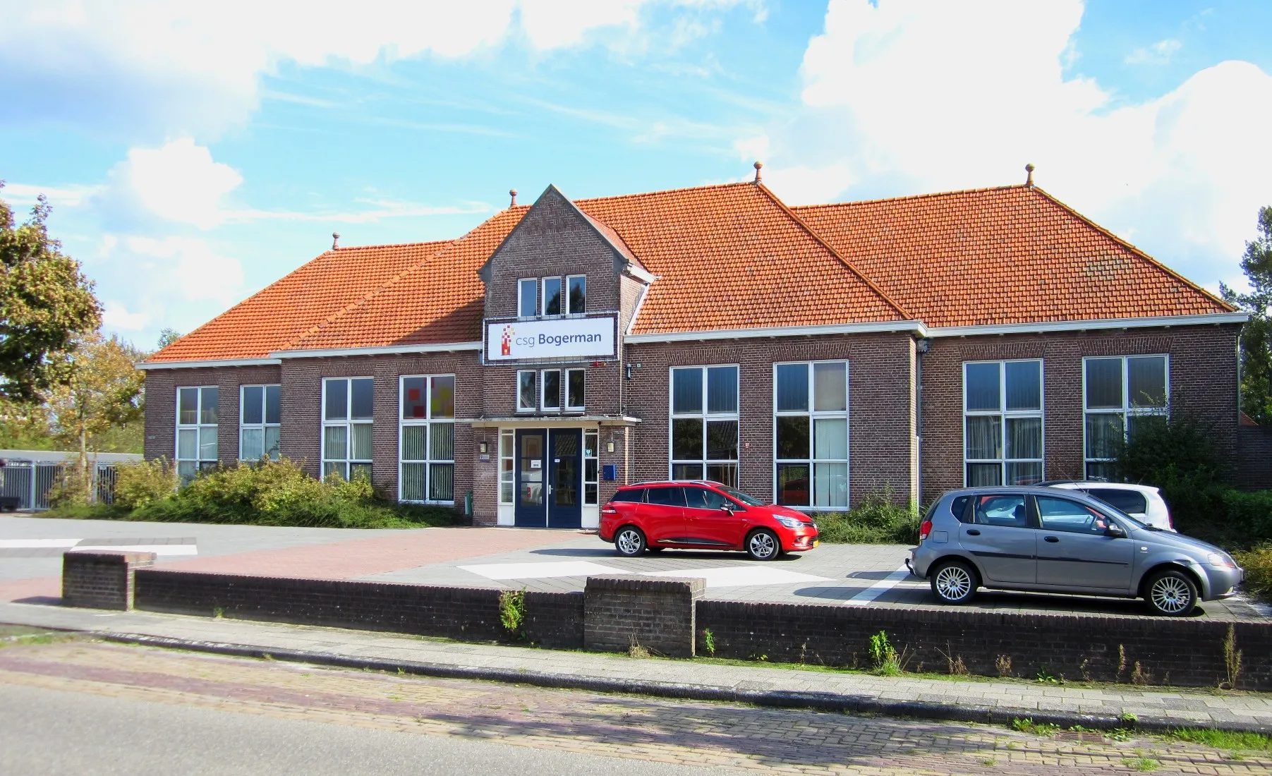 Photo showing: Secondary school in Wommels, Friesland, The Netherlands, named 'CSG Bogerman, locatie Wommels' (Community of Christian Schools 'Bogerman', location Wommels), formerly the independent secondary school (MAVO) 'Nij Walpert'. Situated on the Walperterwei (street) in Wommels. Photograph taken on 20th September, 2017.