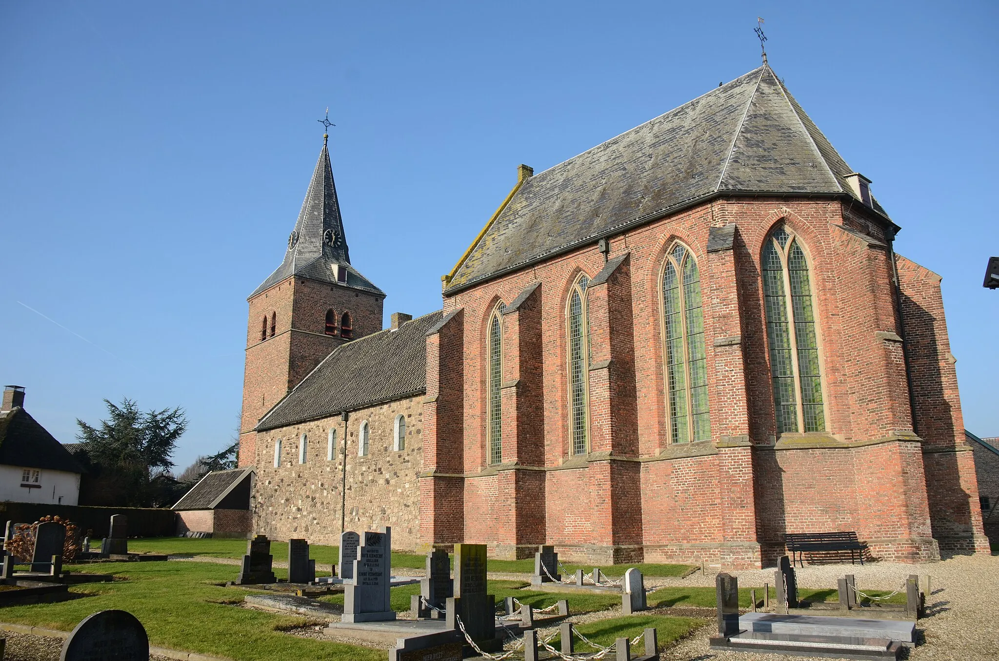 Photo showing: 15th century historic church at Andelst with old cemetry