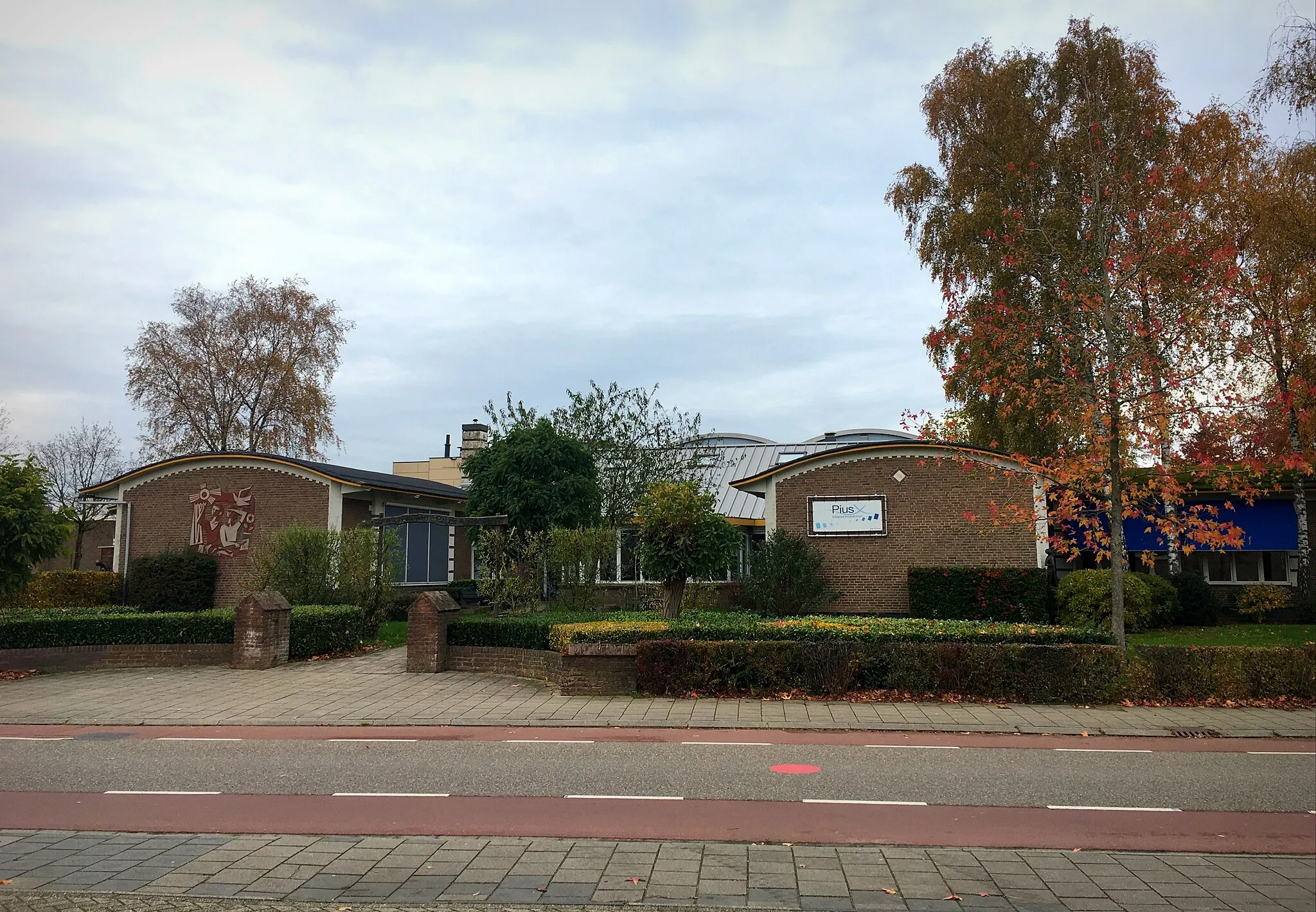 Photo showing: De zuidzijde van het schoolgebouw van IKC Pius X in Bemmel (gemeente Lingewaard).