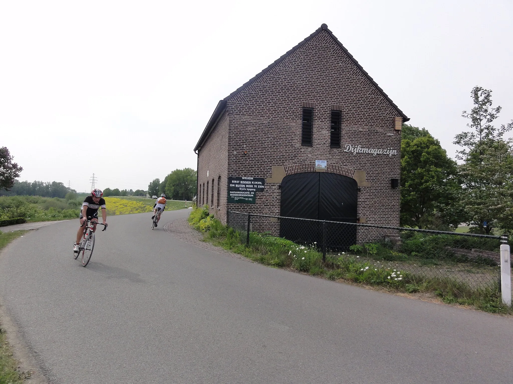 Photo showing: Bemmel (Lingewaard) Dijkmagazijn (met fietsers).