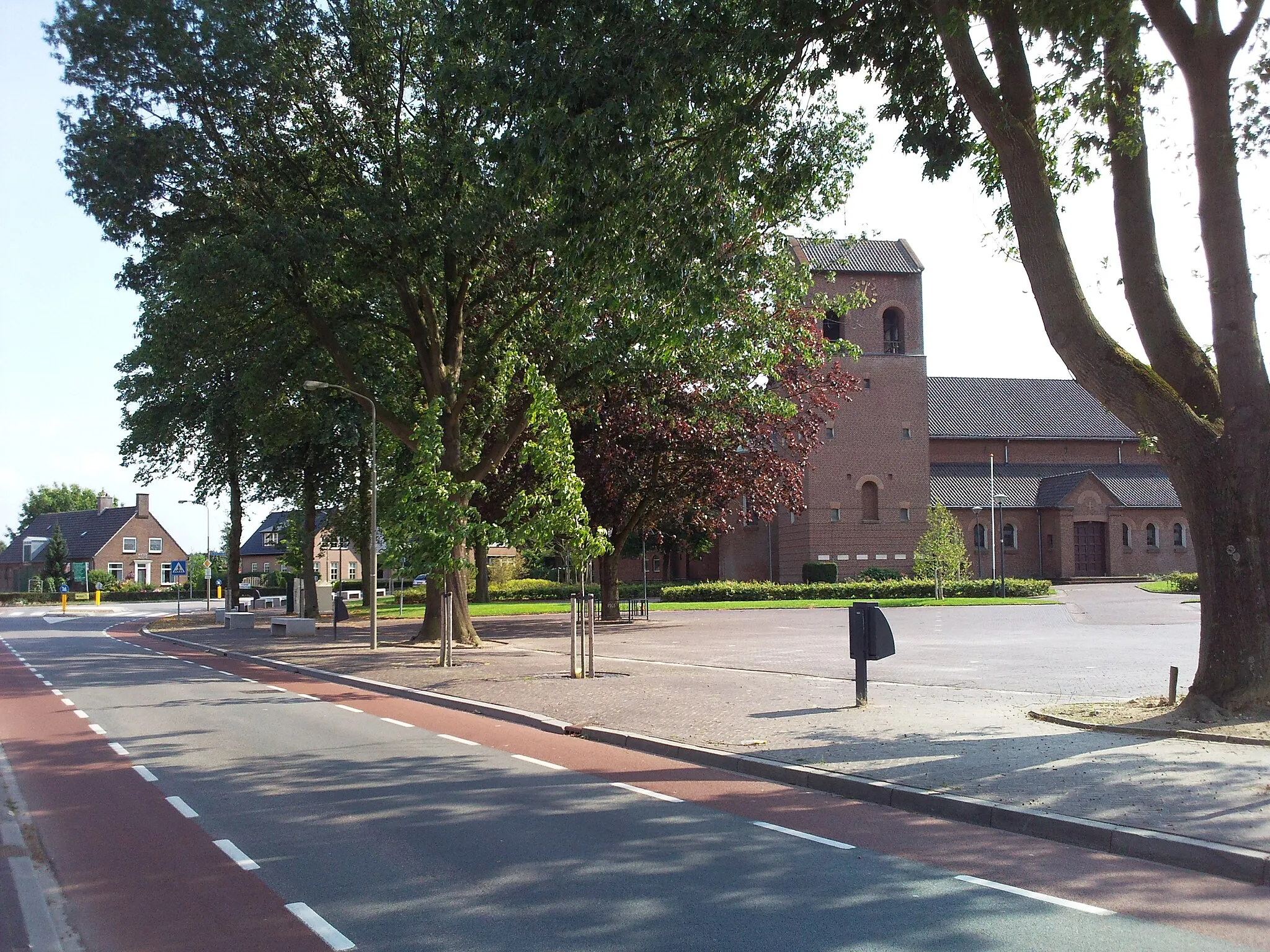 Photo showing: Church St. Antony and road in Breedeweg, NL