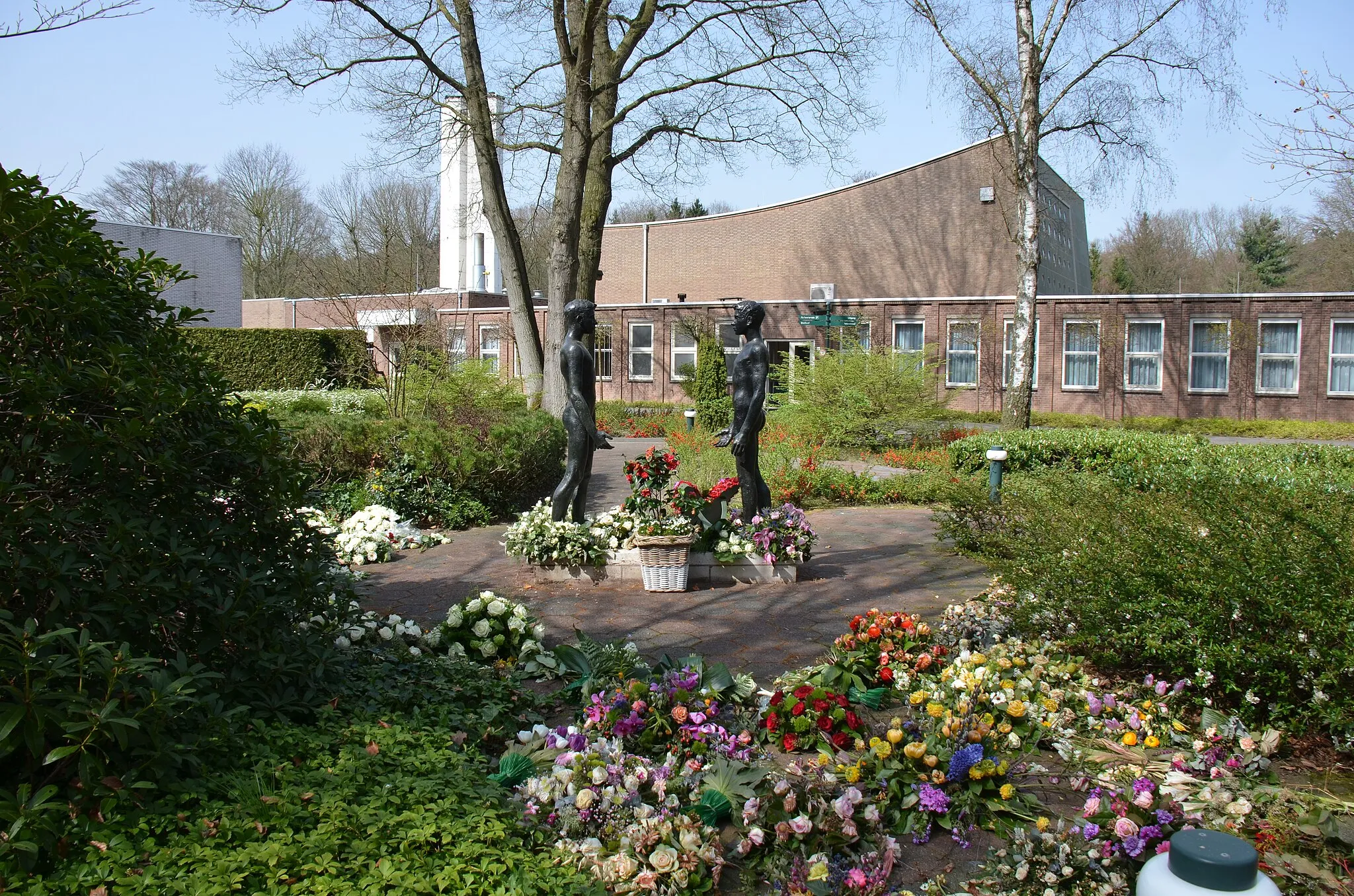 Photo showing: Art at Dieren crematorium in springtime