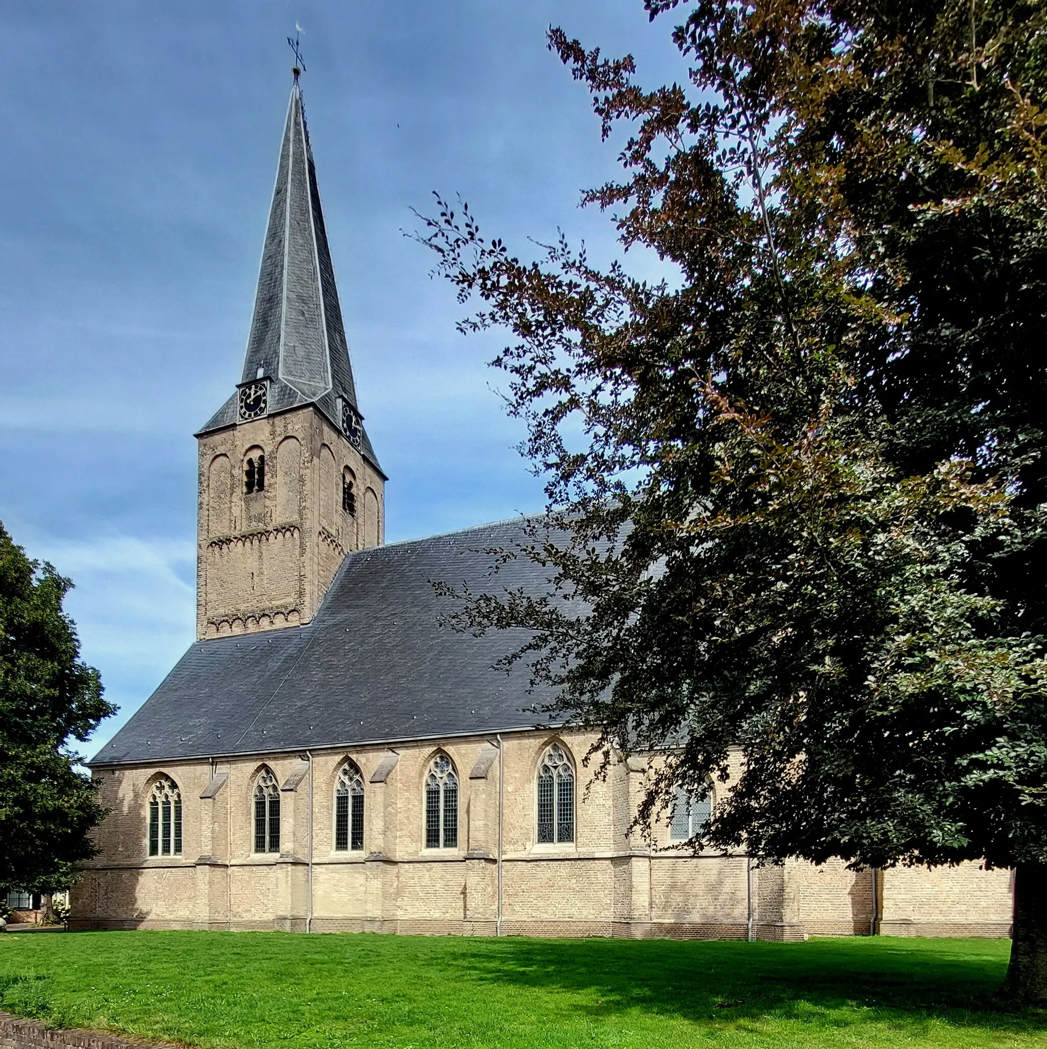 Photo showing: De Grutte- of Sint-Martenstsjerke is in goatysk tsjerkegebou mei in romaanske toer yn it Gelderlânske plak Epe.