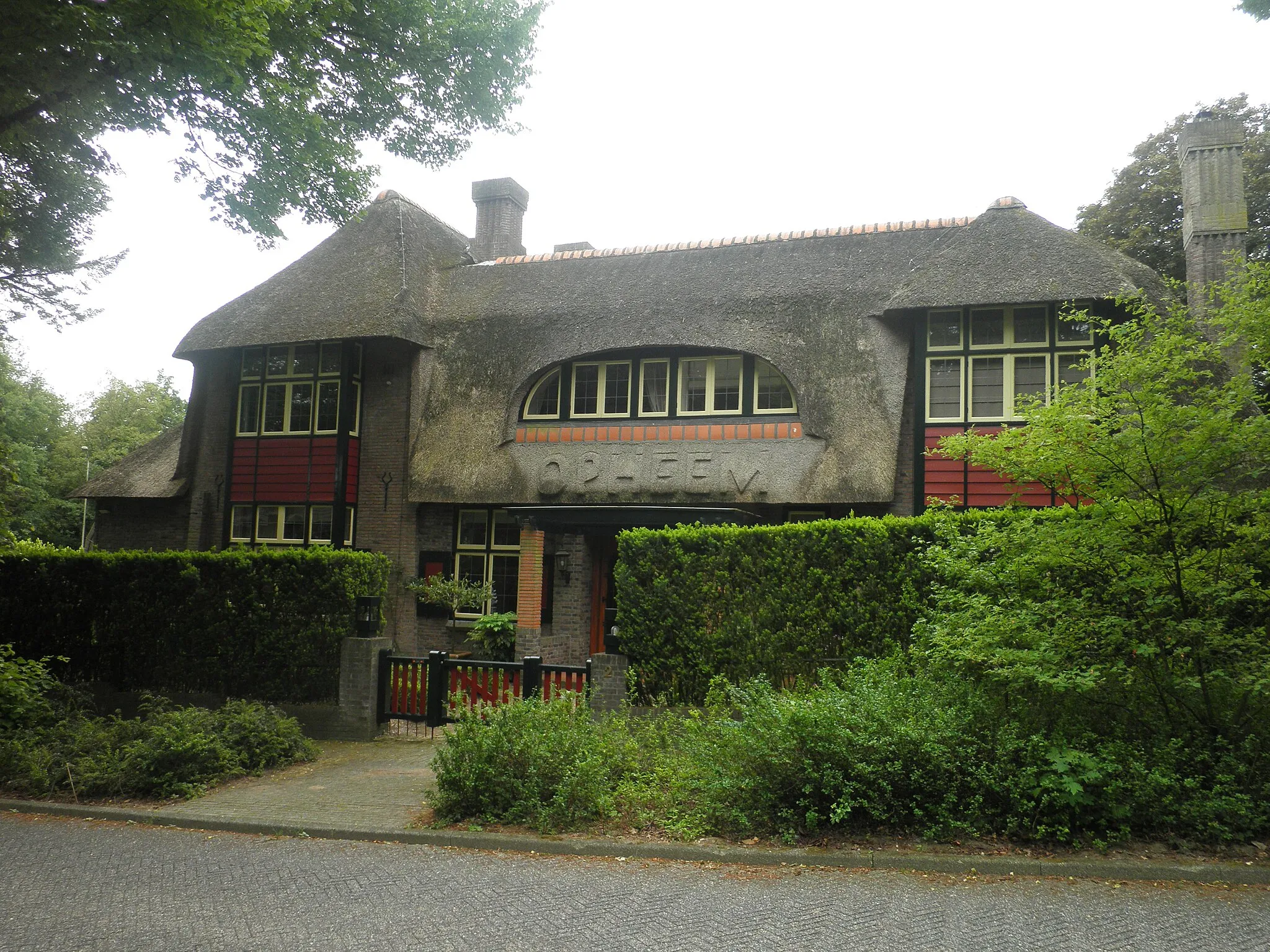 Photo showing: 'Opheem' house probably built in 1920 for the paper manufacturer C.F.D. Beuker; designed in country style of the Gooi region by architect P.J.W.J. Burgh in collaboration with F. Eschauzier.