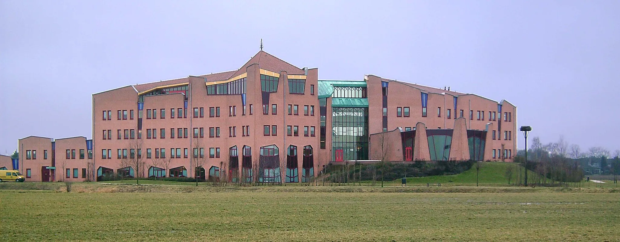 Photo showing: Town hall of Buren municipality (in the village Maurik), The Netherlands. Architecture by Ton Alberts and Max van Huut.