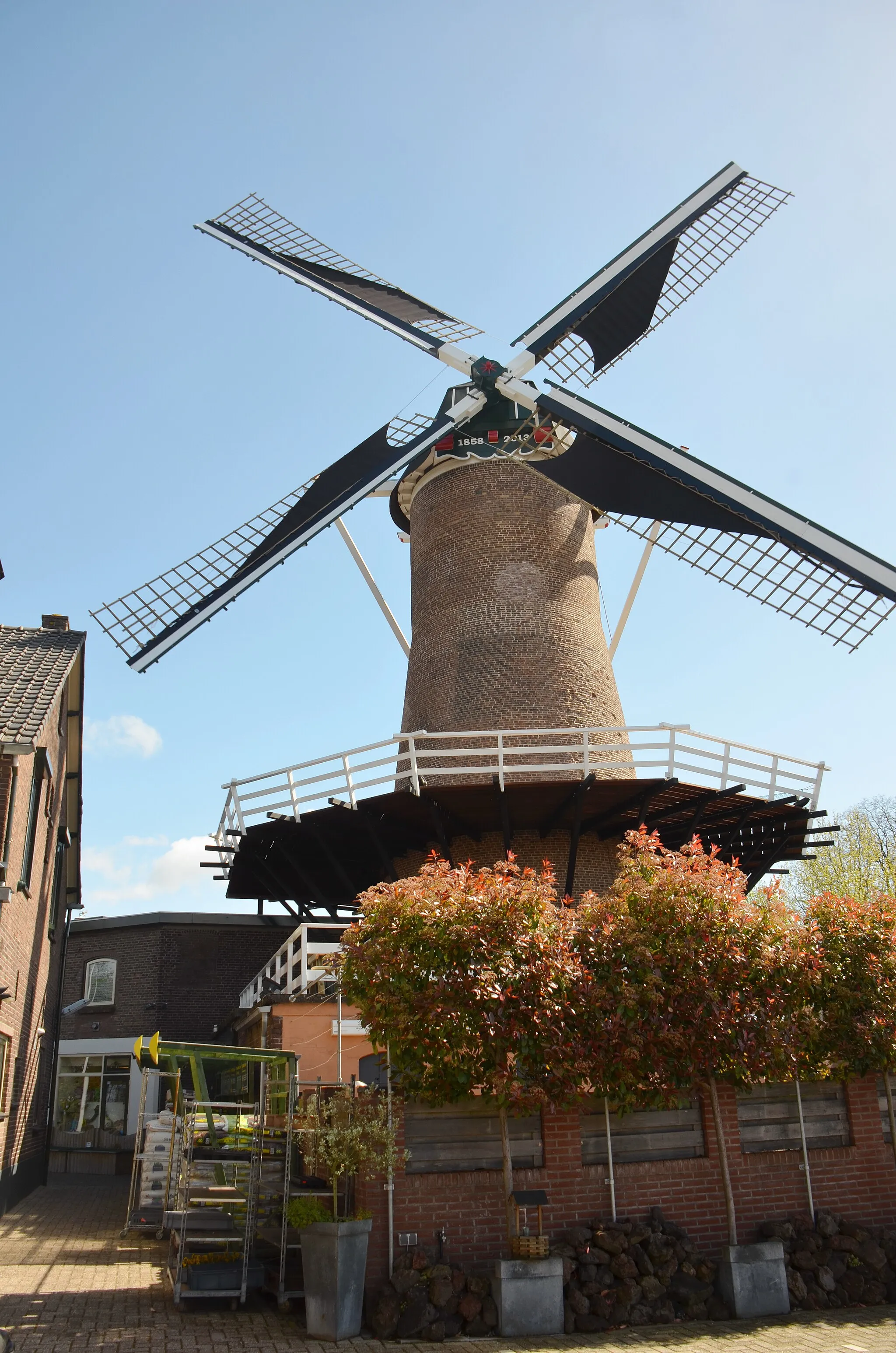 Photo showing: The animal shop windmill at Renkum on a stormy day just at work!