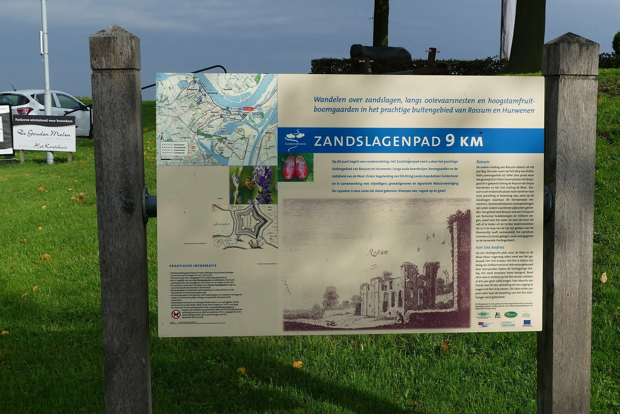 Photo showing: Zicht op een informatiebord nabij de Waaldijk in Rossum, Gelderland