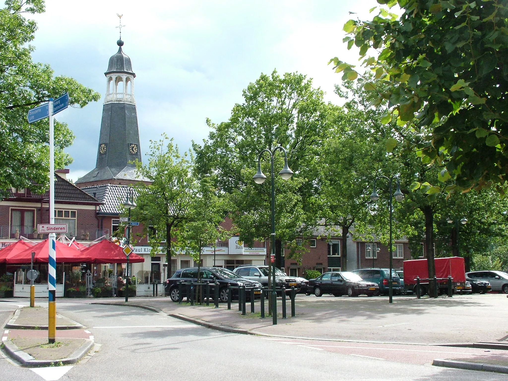Photo showing: Markt van Silvolde (Oude Ijsselstreek), links de toren van de Oude St. Mauritius kerk (hervormd)