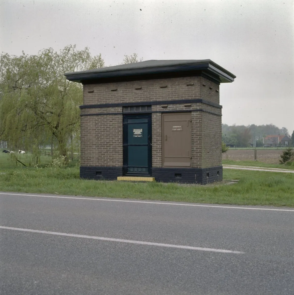 Photo showing: Trafohuisje: Overzicht voorgevel en rechter zijgevel trafohuisje (opmerking: Gefotografeerd voor Monumenten In Nederland Gelderland)