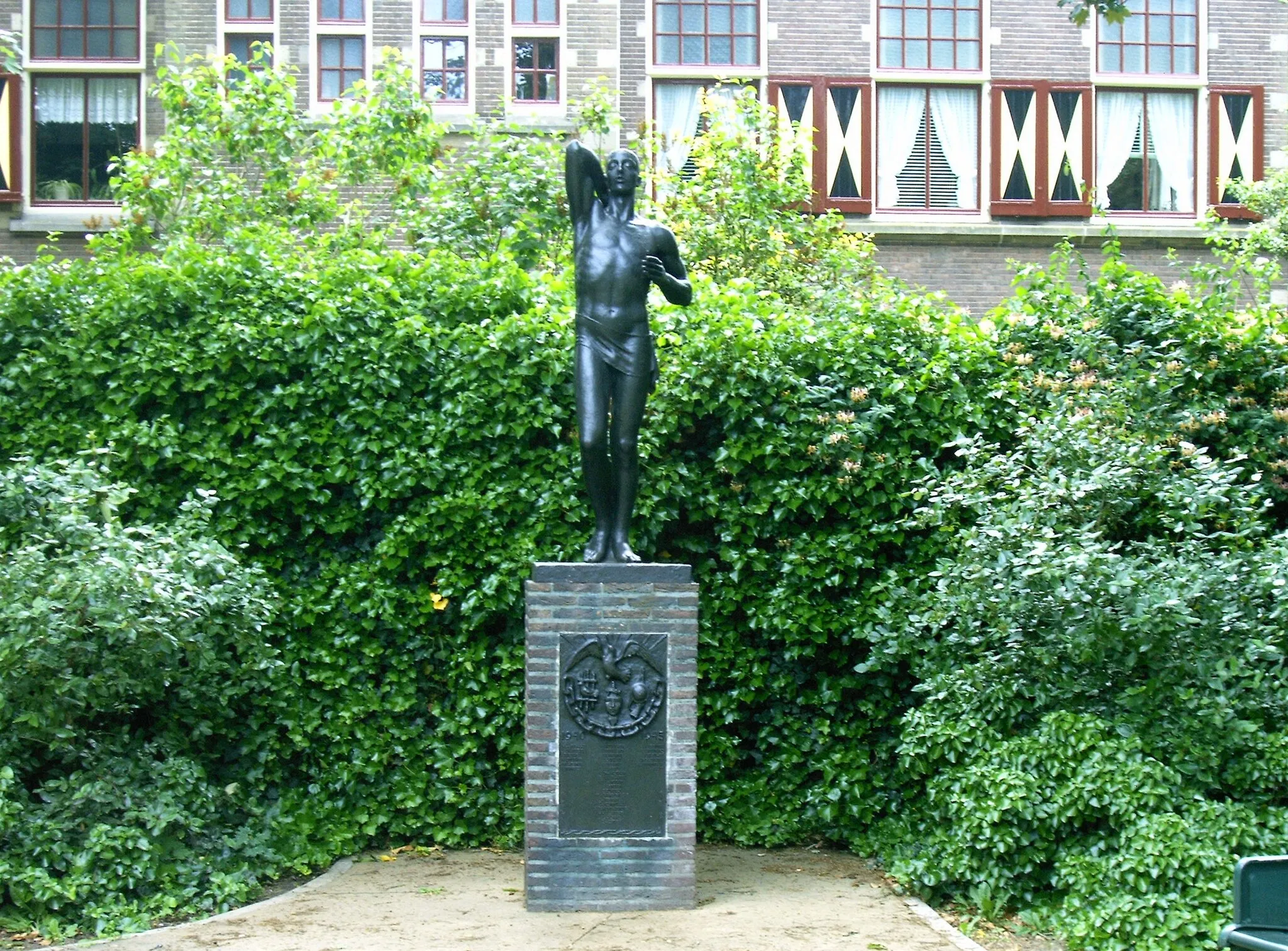 Photo showing: Het beeld de gevallen krijger (1950) in Tiel van Wim van Hoorn