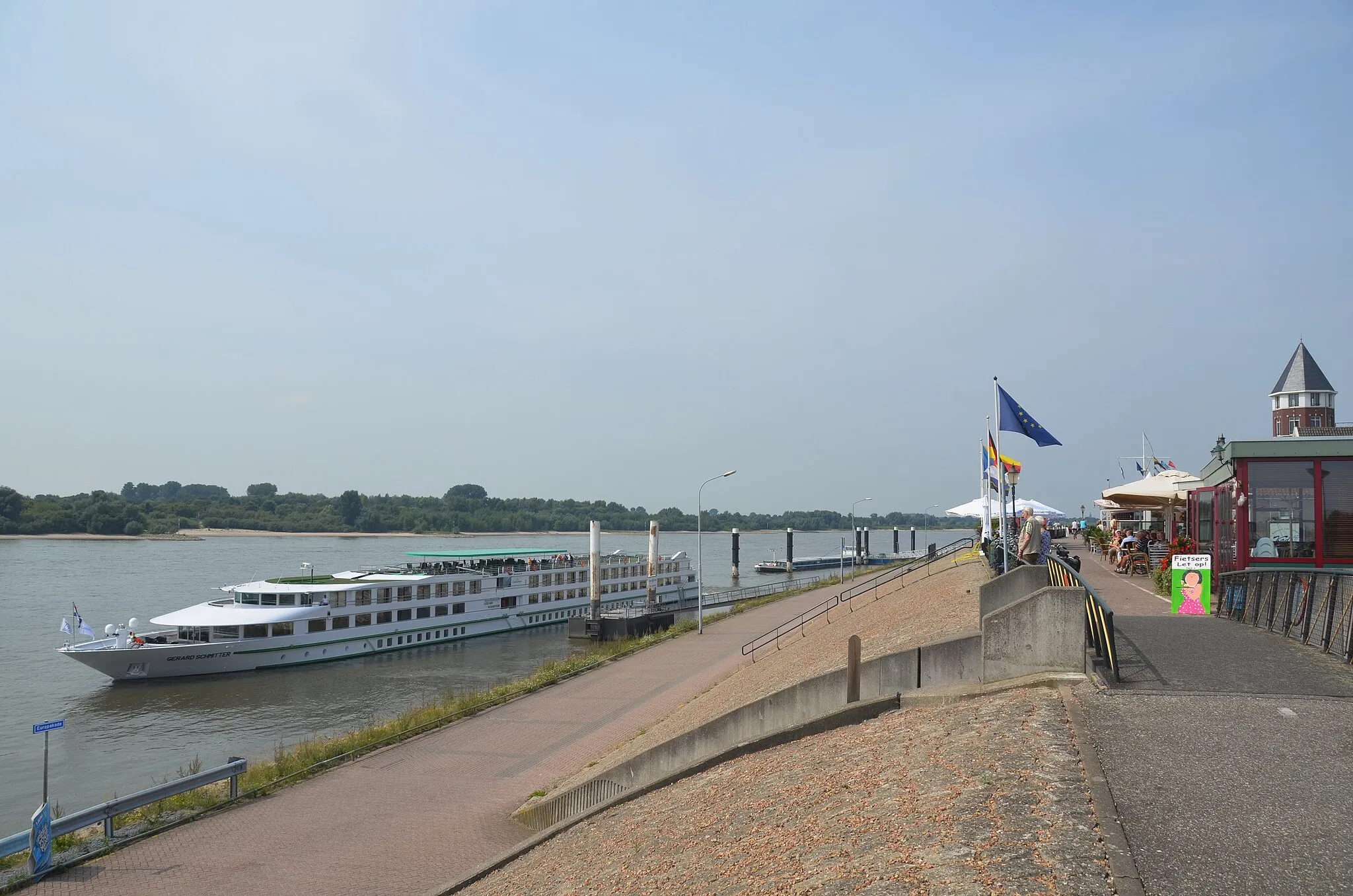 Photo showing: All kind of luxury cruise ships stop here for a touristic trip for the passengers with touringcars