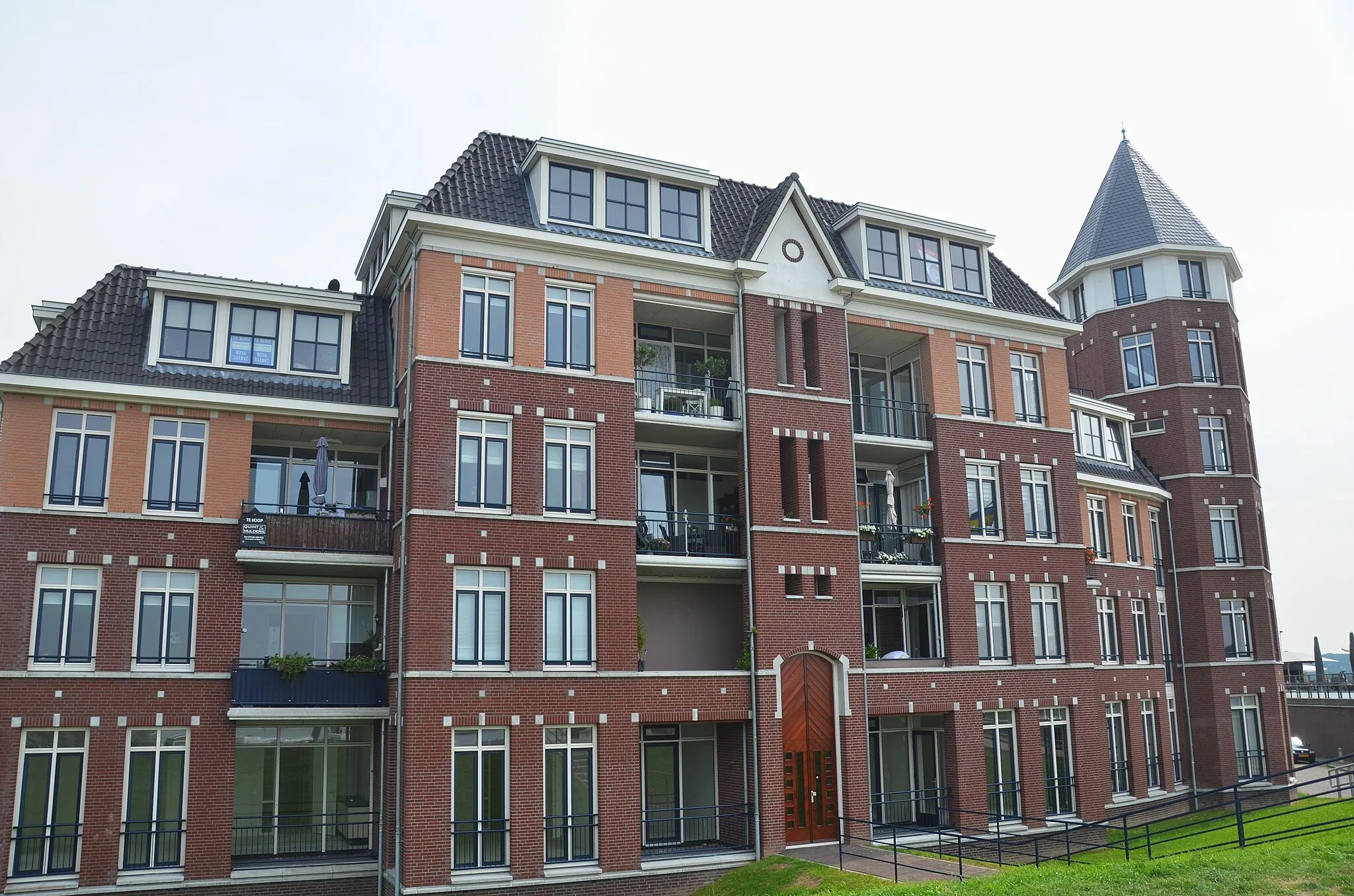 Photo showing: Nice appartments with magnificent viewa at the Rhine river at Tolkamer