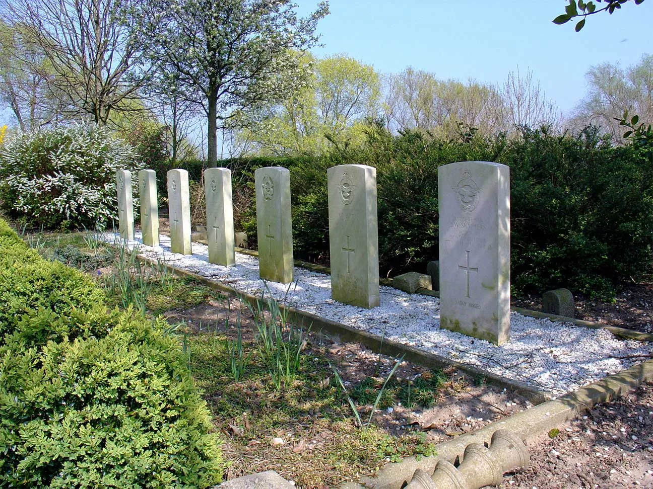 Photo showing: Commonwealth War Graves of seven Allied airmen in Tolkamer General Cemetery, Gelderland, the Netherlands. All served with 640 Squadron RAF, and died on 17 June 1944. Five were members of the RAF Volunteer Reserve. The other two were Flying Officers from the RCAF.