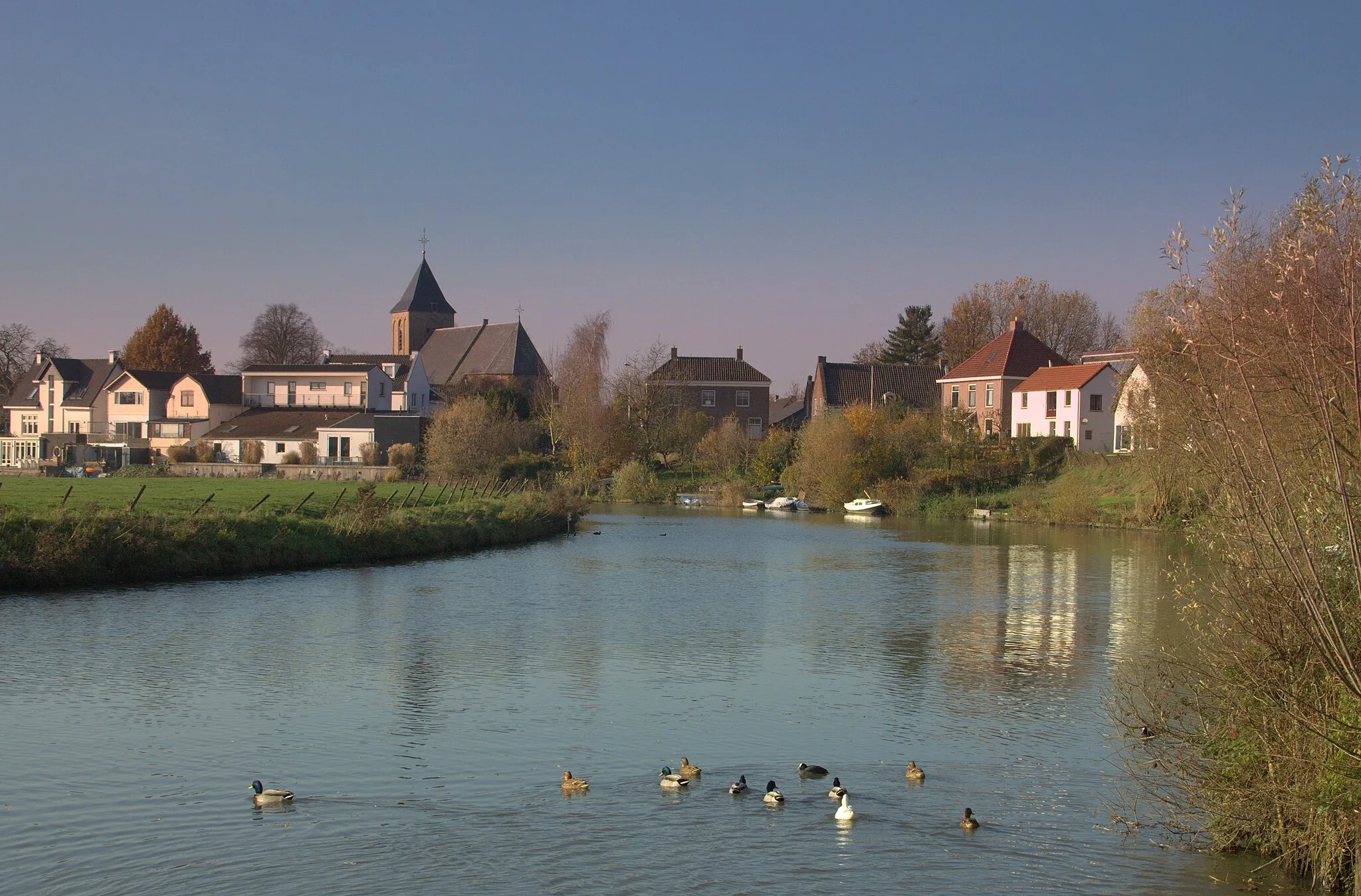 Photo showing: Tricht gezien over de rivier de Linge.
