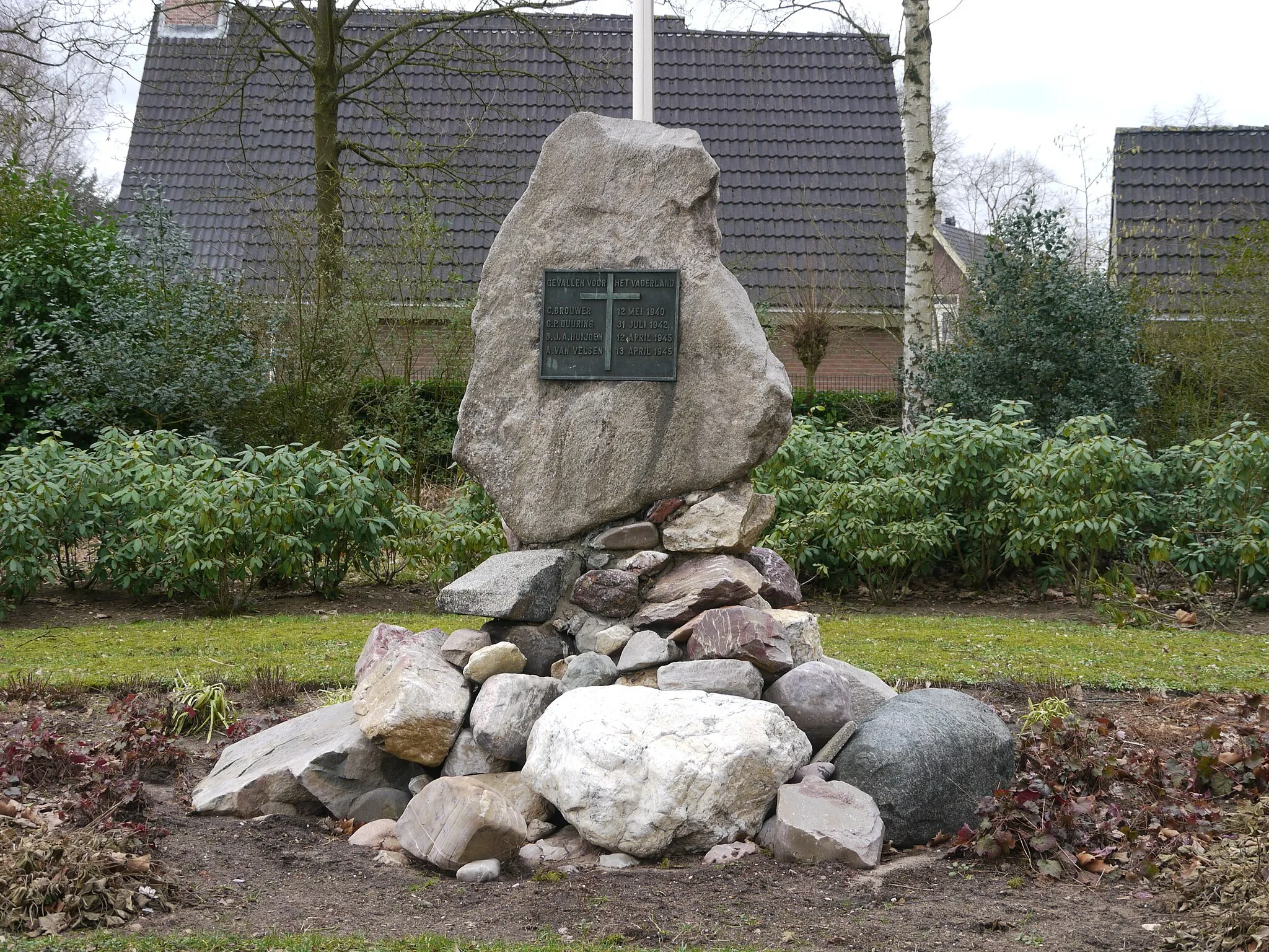 Photo showing: De Ugchelense Kei: Deze zwerfkei is al in 1918 op deze plek geplaatst. Na de tweede wereldoorog werd er een plaquette op geplaatst (onthulling 28-03-1947) en werd het een herdenkingsstandbeeld voor vier gevallenen in de tweede wereldoorlog: Cornelius Brouwer, Gilles Pieter Duuring, Barend Jan Antonie Huygen en Antoon van Velsen. Ugchelseweg to 259 7335JP Ugchelen NL