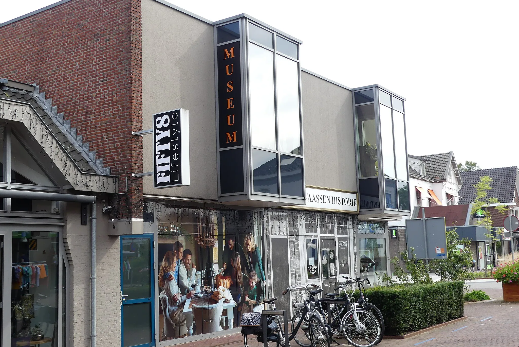 Photo showing: Zicht een deel van de Dorpsstraat in het centrum van Vaassen ter hoogte van het Museum Vaassen Historie, Dorpsstraat 73A, 8171 BT Vaassen