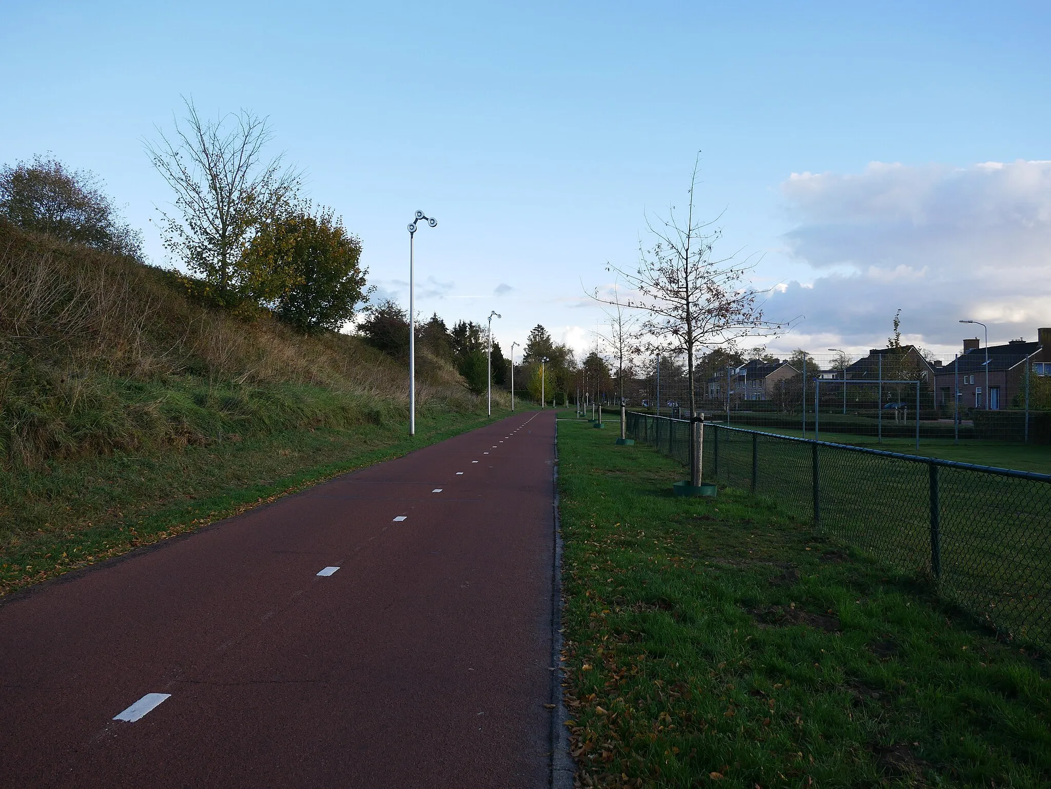 Photo showing: Route section of the bicycle highway "De Liemers" (F112) next to the Zuidelijke Parallelweg in Westervoort (Province of Gelderland)