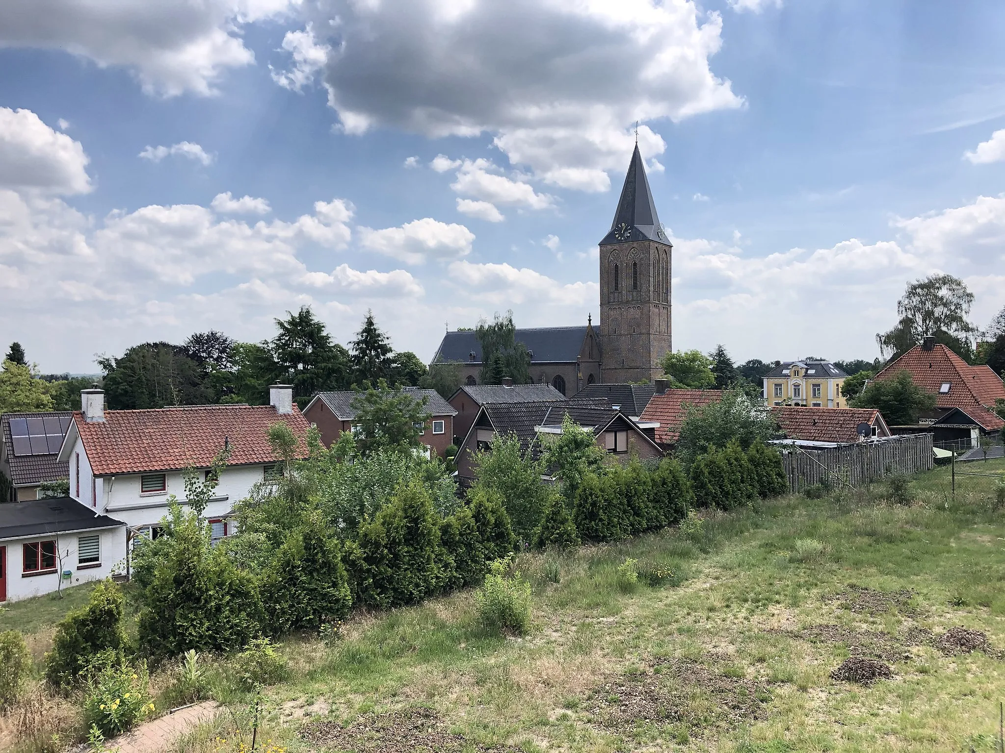 Photo showing: Overview of the village of Zeddam in the Netherlands. Pictured in the centre right is the Saint Oswald church.