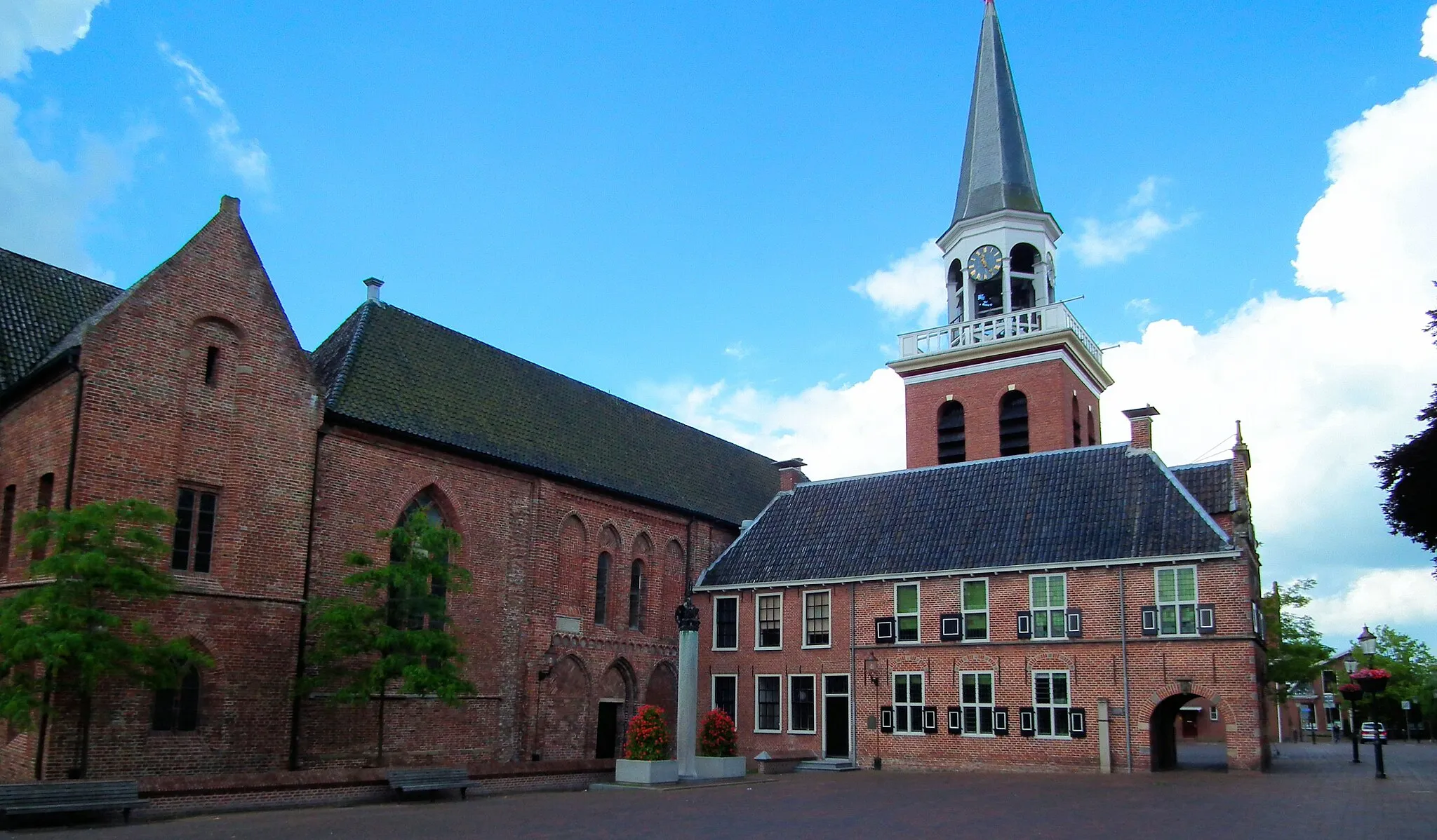 Photo showing: Het historische centrum van Appingedam (NL) - Stadhuis en Nicolaikerk