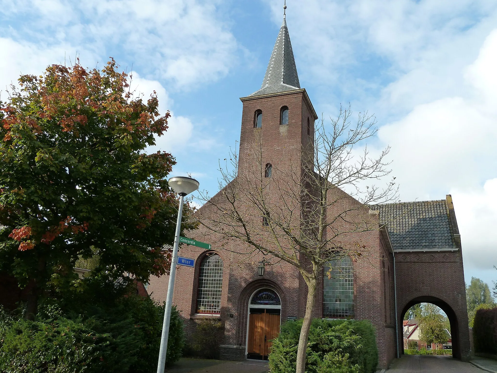 Photo showing: Gereformeerde zaalkerk van Baflo uit 1877. De transept dateert uit 1926.