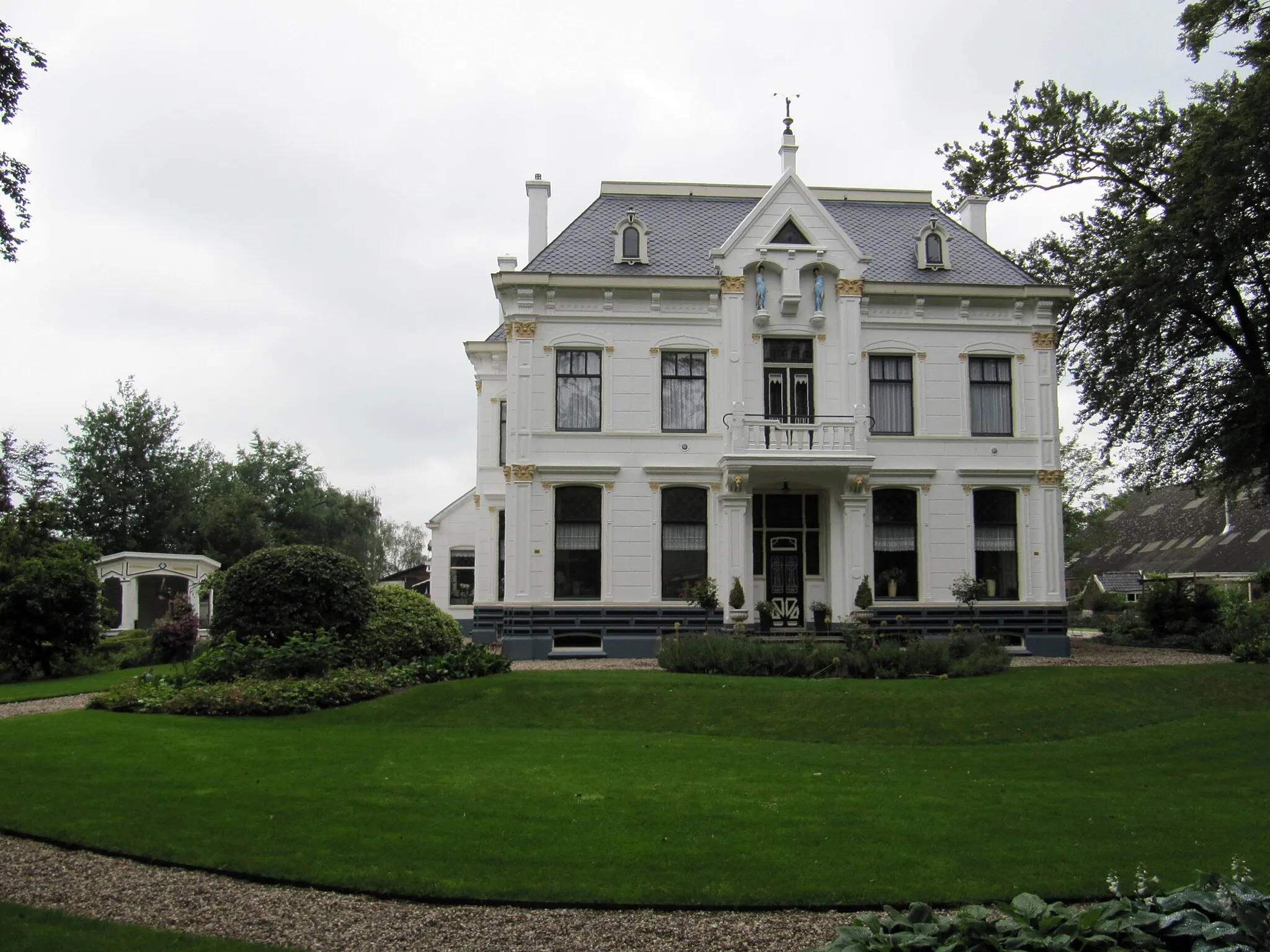 Photo showing: Villaboerderij, gebouwd in 1906 in een Eclectische stijl met Neo-Classicistische en Art Nouveau elementen. In de top een driehoekig venster waaronder twee beelden van de godin Ceres (godin van de landbouw).