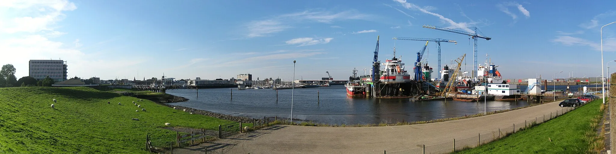 Photo showing: The western part of the harbour of Delfzijl, a port in the Dutch province of Groningen.