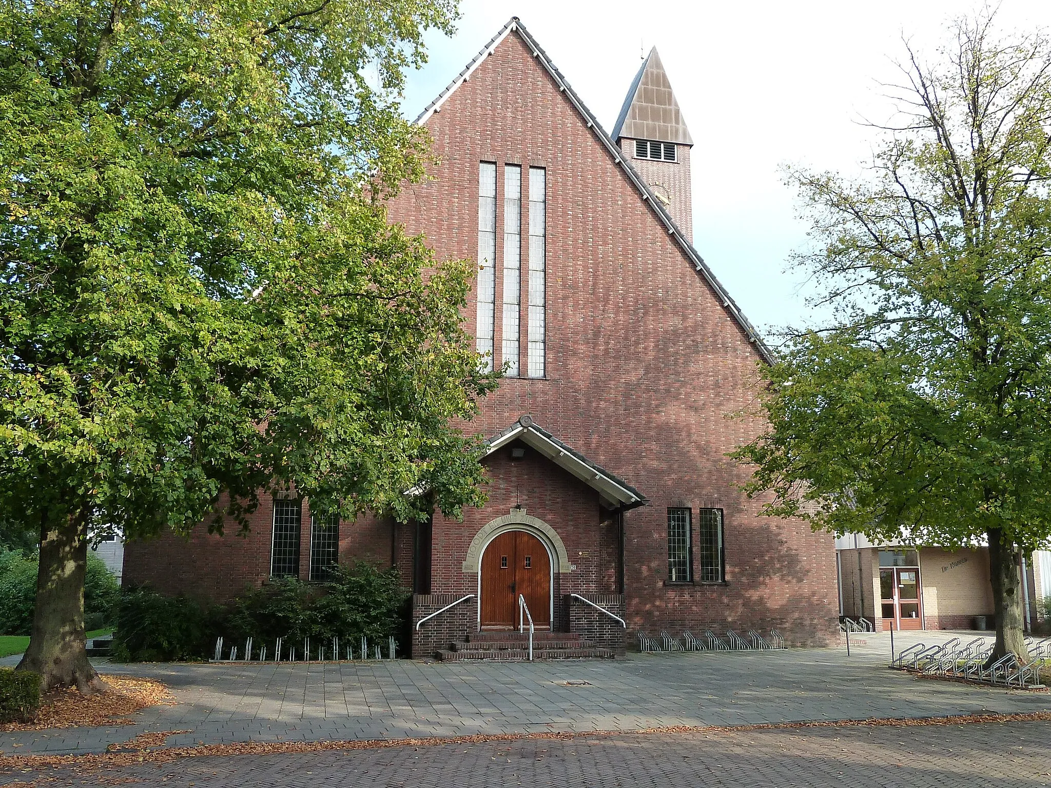 Photo showing: Gereformeerde kerk in Grijpskerk, voorzijde. Gebouwd in 1938 ter vervanging van een gebouw uit 1901 (sindsdien garage Oosterhof). Nu in gebruik door de PKN. Rechts de aangebouwde pastorie.