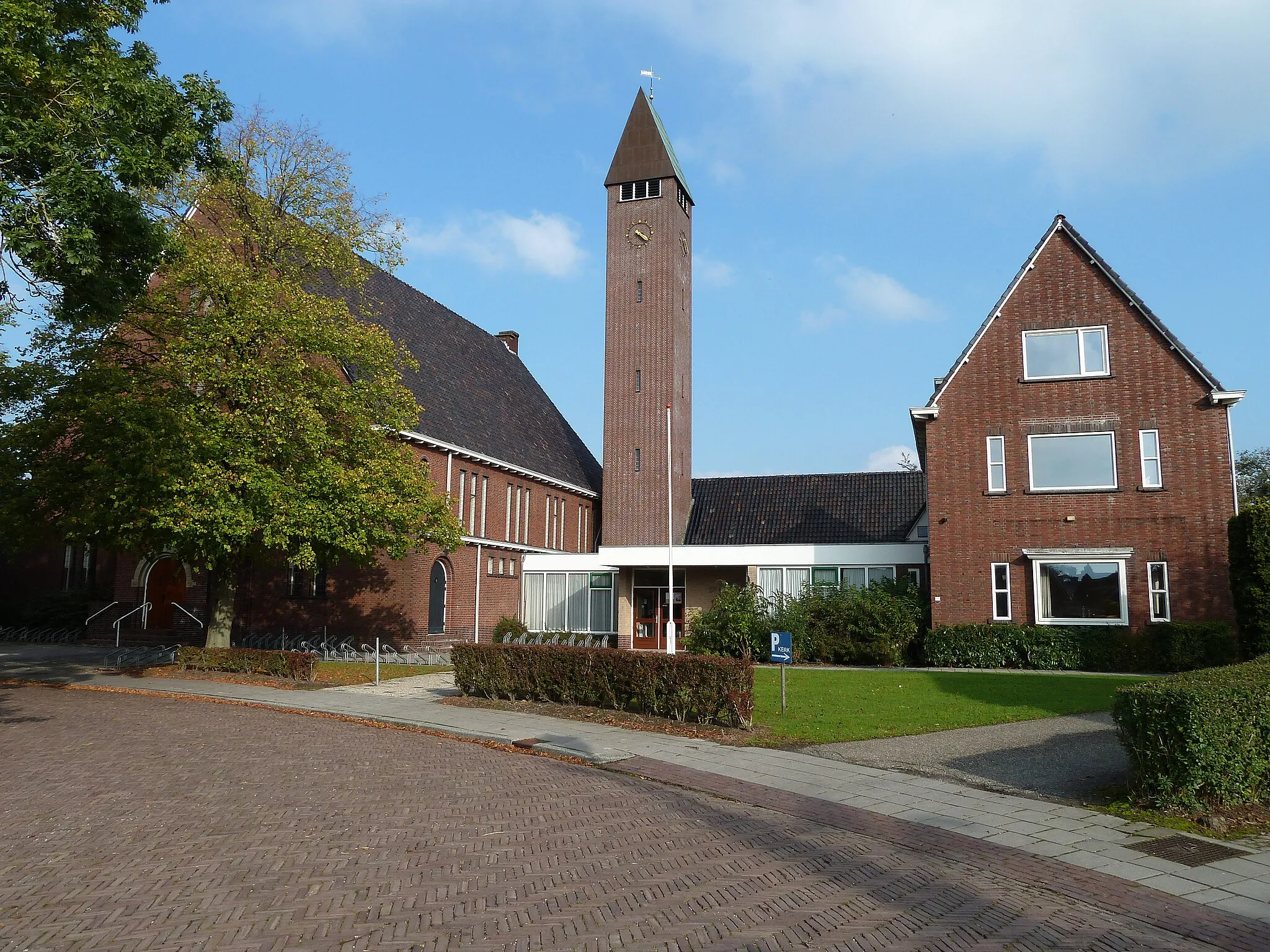 Photo showing: Gereformeerde kerk in Grijpskerk. Gebouwd in 1938 ter vervanging van een gebouw uit 1901 (sindsdien garage Oosterhof). Nu in gebruik door de PKN. Rechts de aangebouwde pastorie.