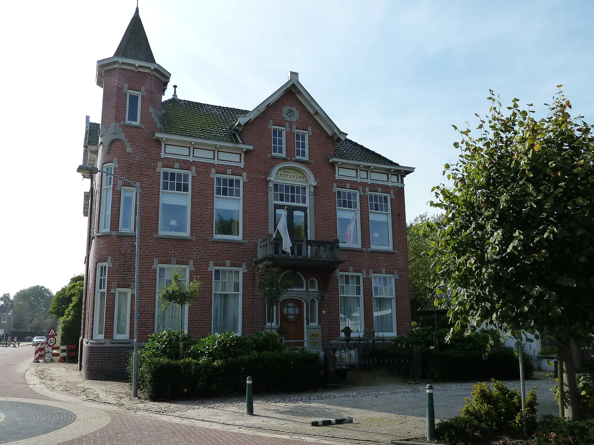 Photo showing: Gemeentehuis van Grijpskerk. Opgeleverd in 1913. Gesloten in 1990 als gemeentehuis toen Grijpskerk opging in de fusiegemeente Zuidhorn. Ontwerp door architect Klaas Siekman uit Zuidhorn. Stijl verwant aan het rationalisme. Rijksmonument.