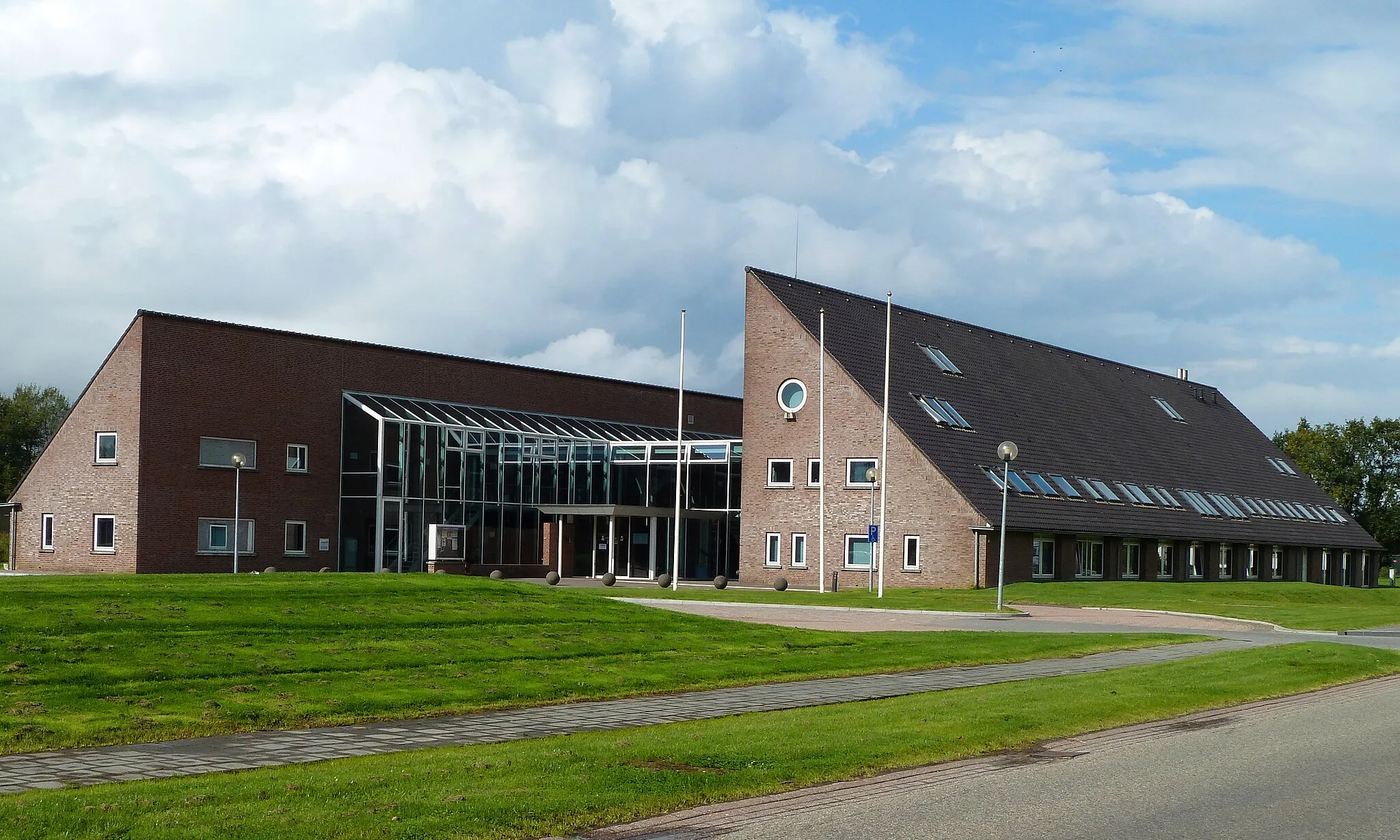 Photo showing: Gemeentehuis van De Marne in Leens (Groningen, Nederland). Het gebouw werd opgeleverd in 1993 en verbeeldt een Groninger boerderij