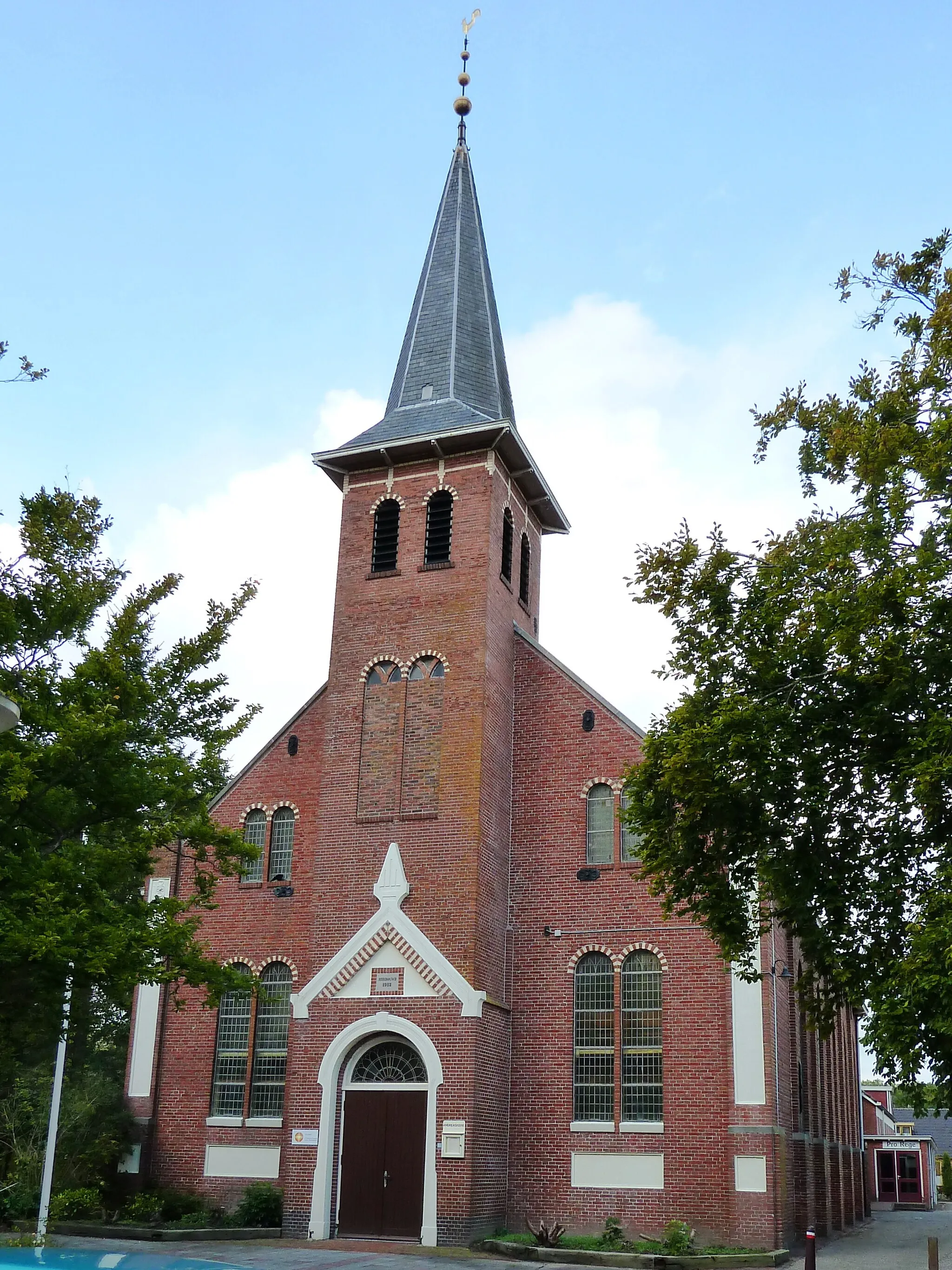 Photo showing: Gereformeerde kerk van Leens (Groningen, Nederland). Gebouwd in 1912 op de plek waar daarvoor al twee gereformeerde kerken stonden in 1841 en 1866. In 1926 werd het gebouw 'Pro Rege' erachter gebouwd. Rond 1962 bijna volledig afgebrand (alleen muren stonden er nog) en vervolgens tussen 1962 en 1964 hersteld. 
Het tweeklaviers orgel dateert uit 1840 en stond tot 1888 in Arum (Friesland). Verbouwd in 1846 en gerestaureerd in 1985. Sinds 1994 rijksmonument (alleen orgel).