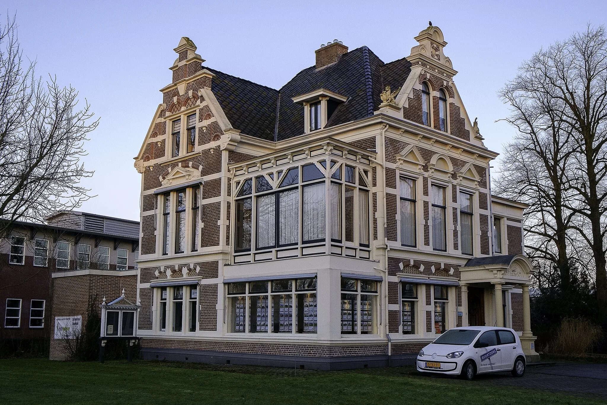 Photo showing: Voormalig bankgebouw van de AMRO-bank aan de Stationslaan 1 in Loppersum