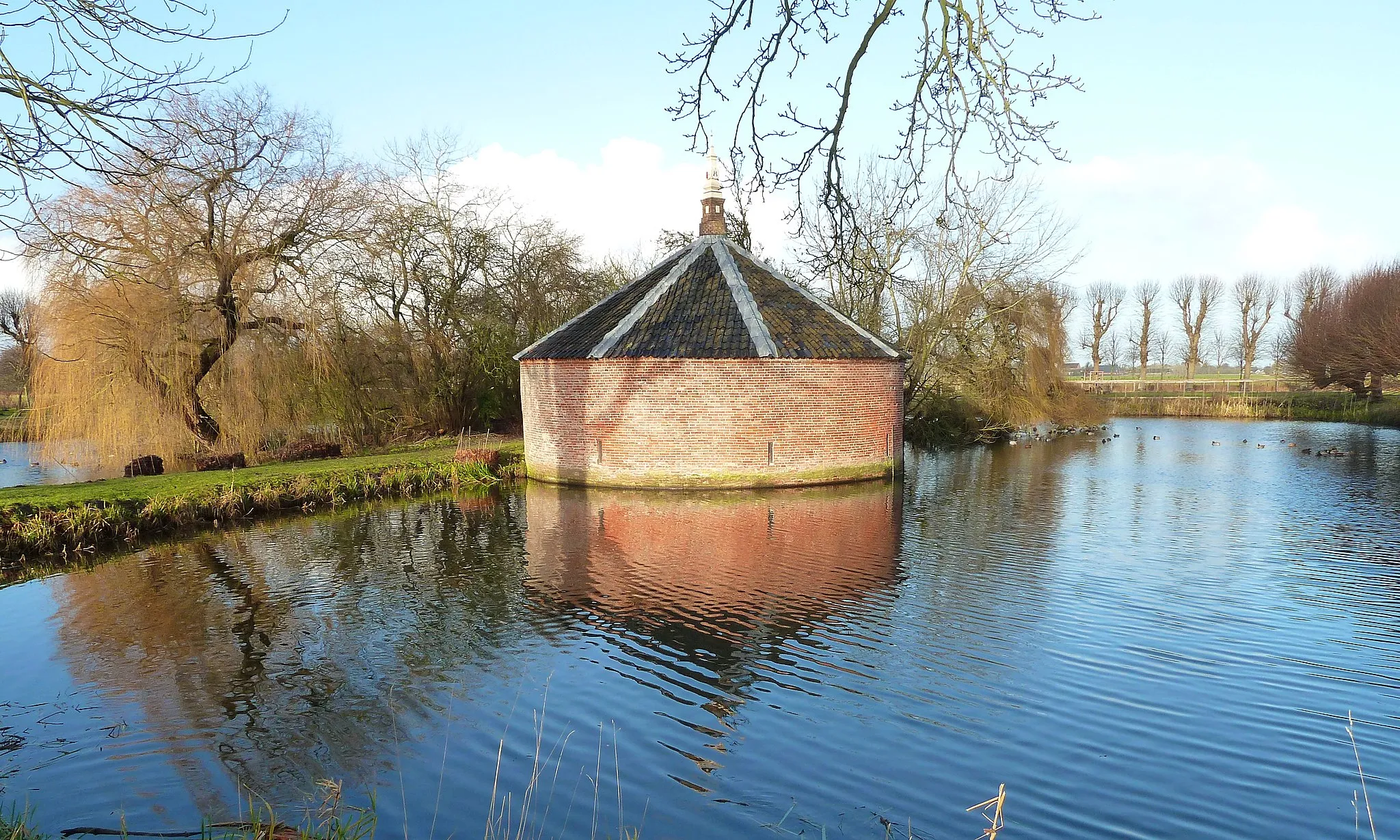 Photo showing: Borgstee en geschutstoren van Ewsum ten noorden van Middelstum