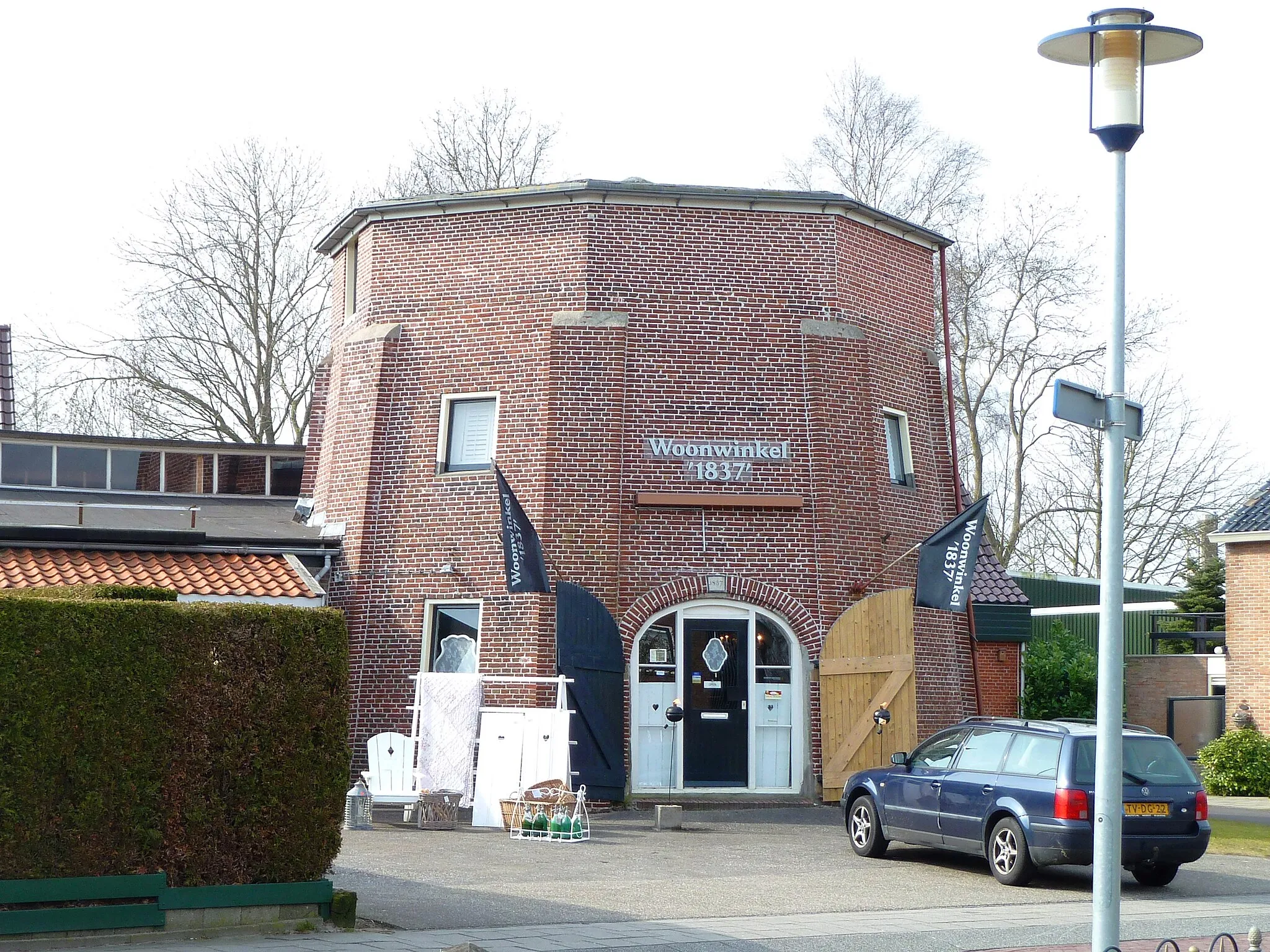 Photo showing: Voormalige korenmolen in het dorp Marum (Groningen, Nederland). Gebouwd in 1837 ter vervanging van de oude standerdmolen die hier reeds voor 1616 stond en het jaar ervoor bij een orkaan omwaaide en 'verpletterd' werd. De molen vloog in brand in 1928 en werd daarna vervangen door een electromotor. Later was er een administratiekantoor en een reisbureau gevestigd. Sinds 2007 is er een woonwinkel gevestigd.