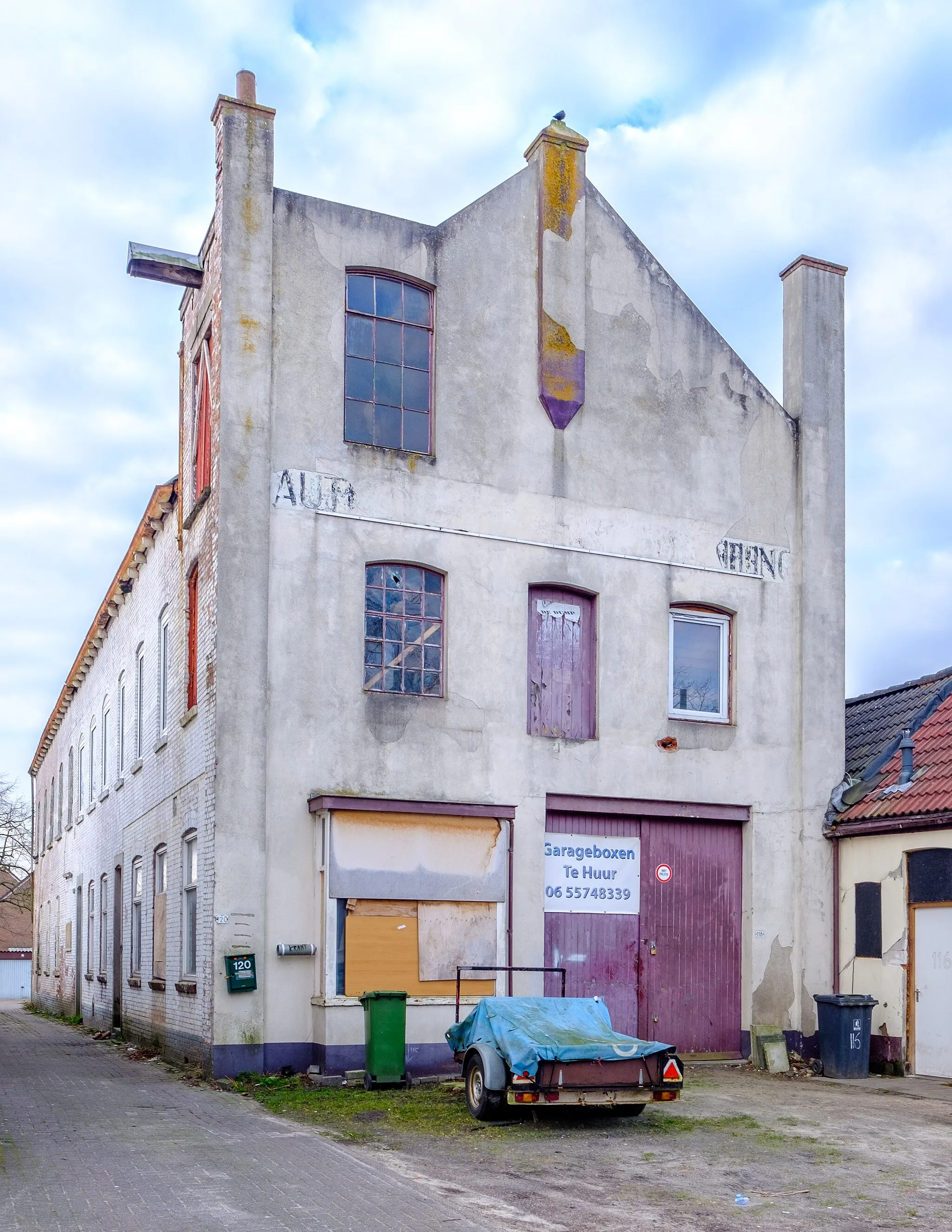 Photo showing: Noorderstraat 120 in Sappemeer. Verwaarloosd voormalig winkelpand.
